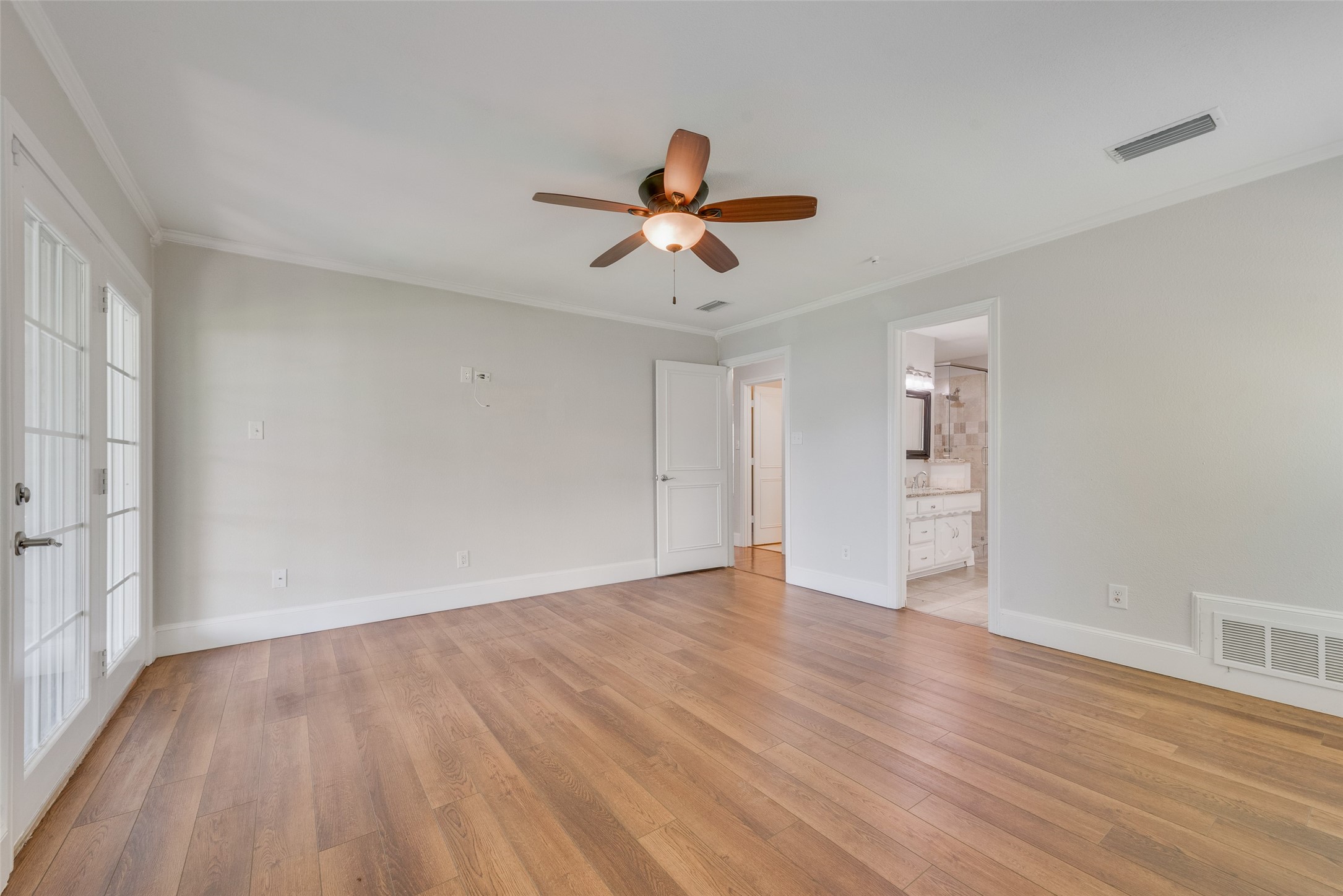 5604 Yacht Club Drive