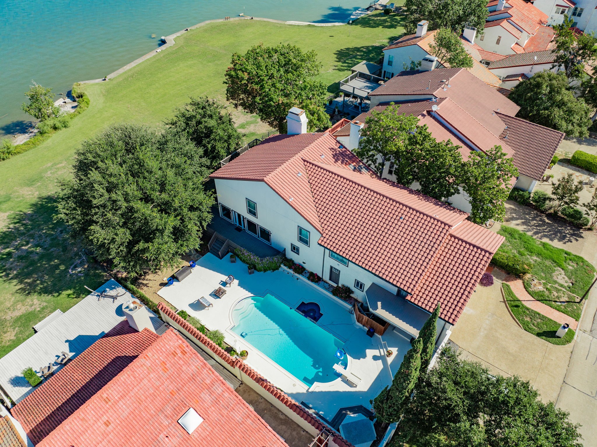3422 Lakeside Drive