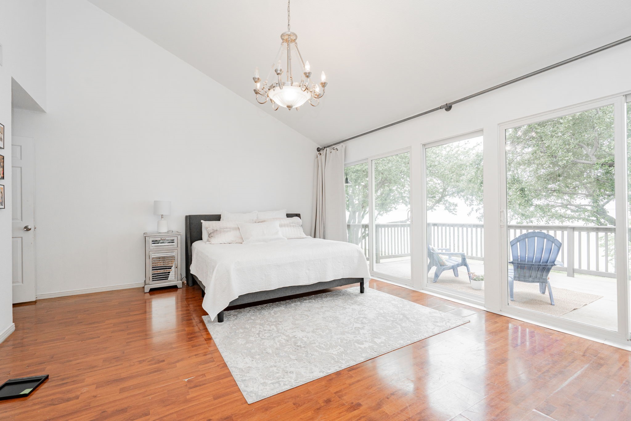 3422 Lakeside Drive