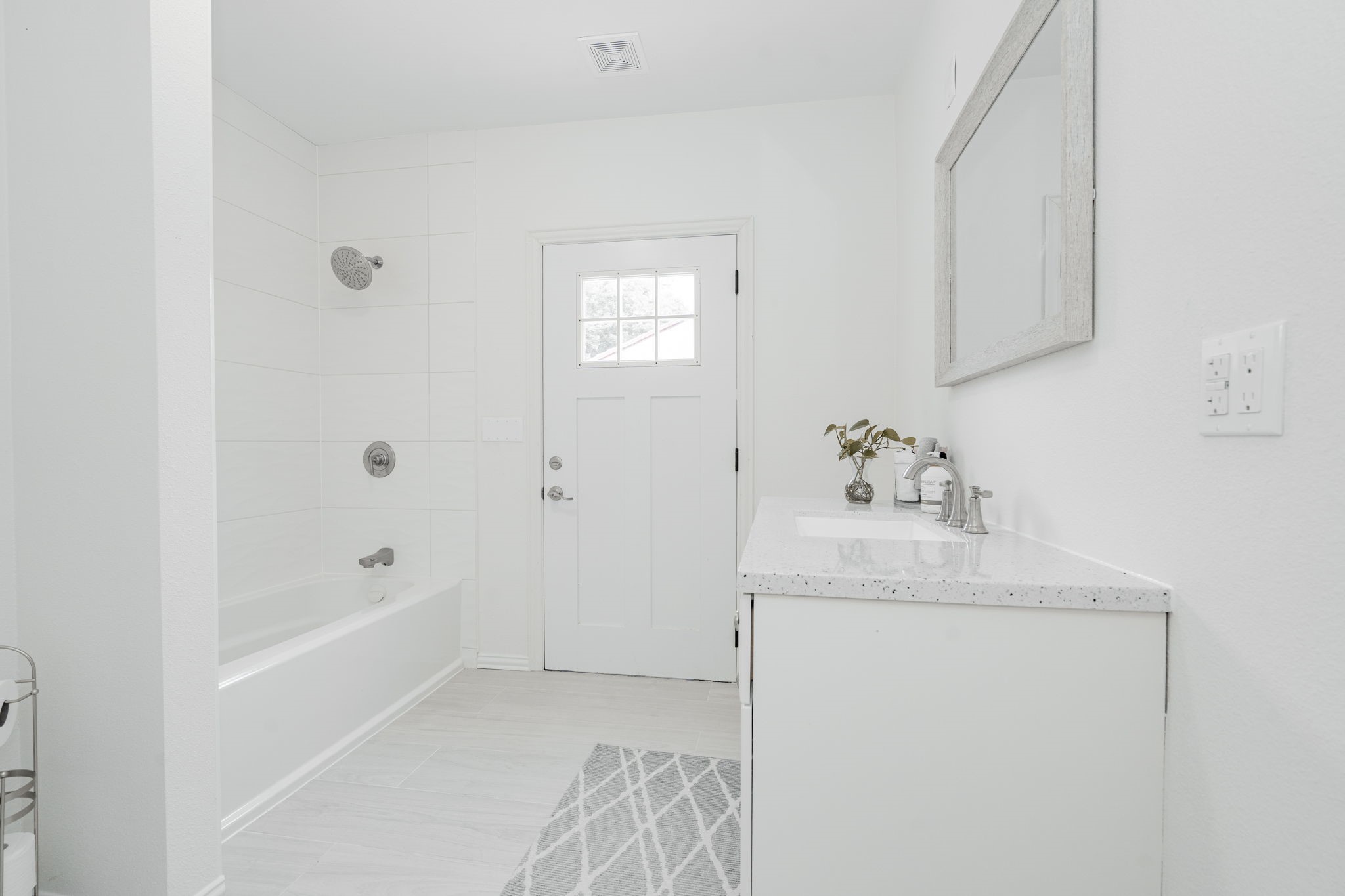 3422 Lakeside Drive