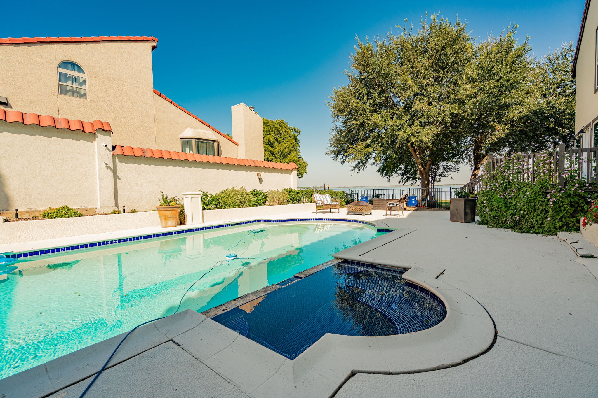 3422 Lakeside Drive