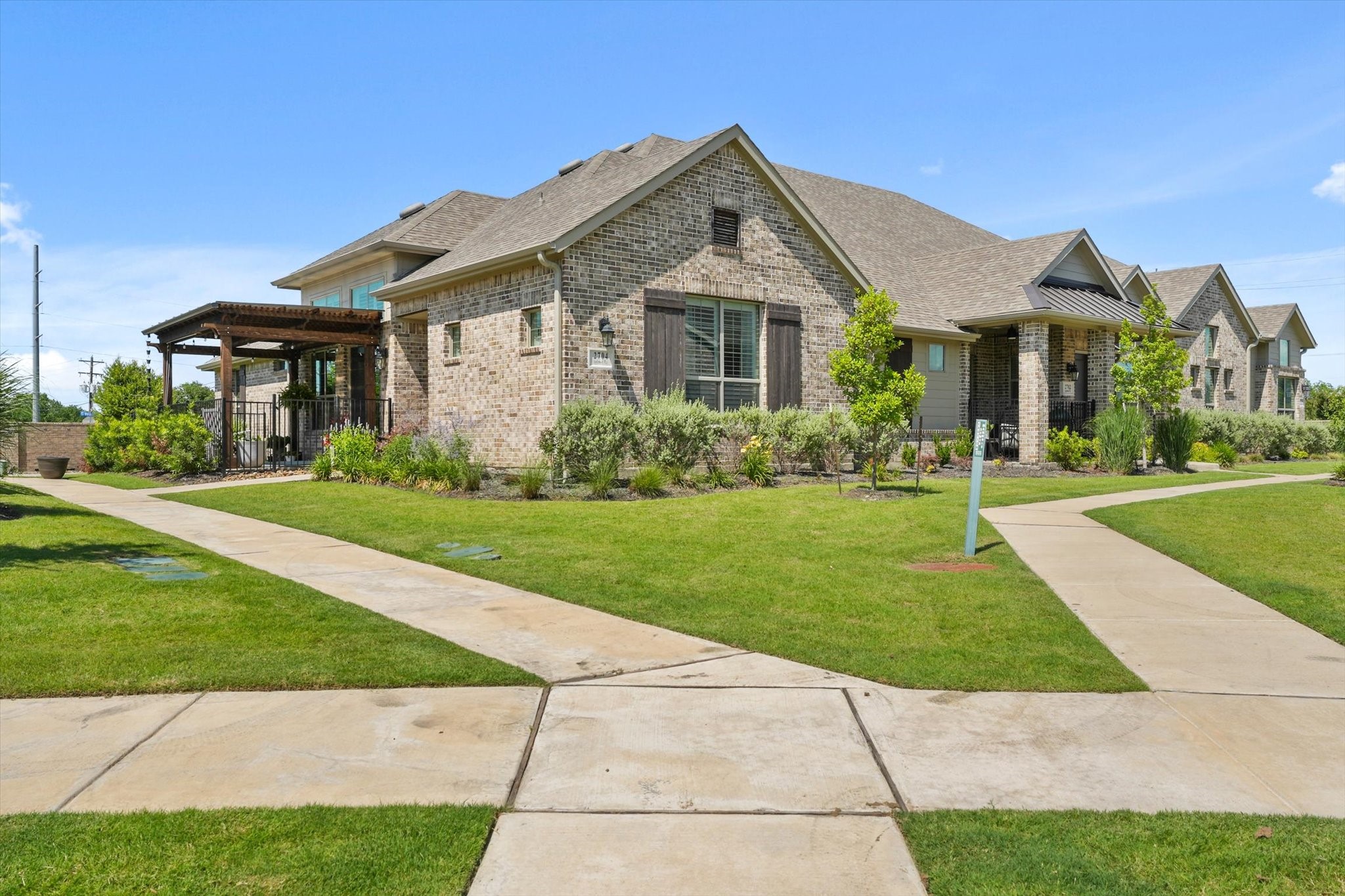 2704 Applewood Way