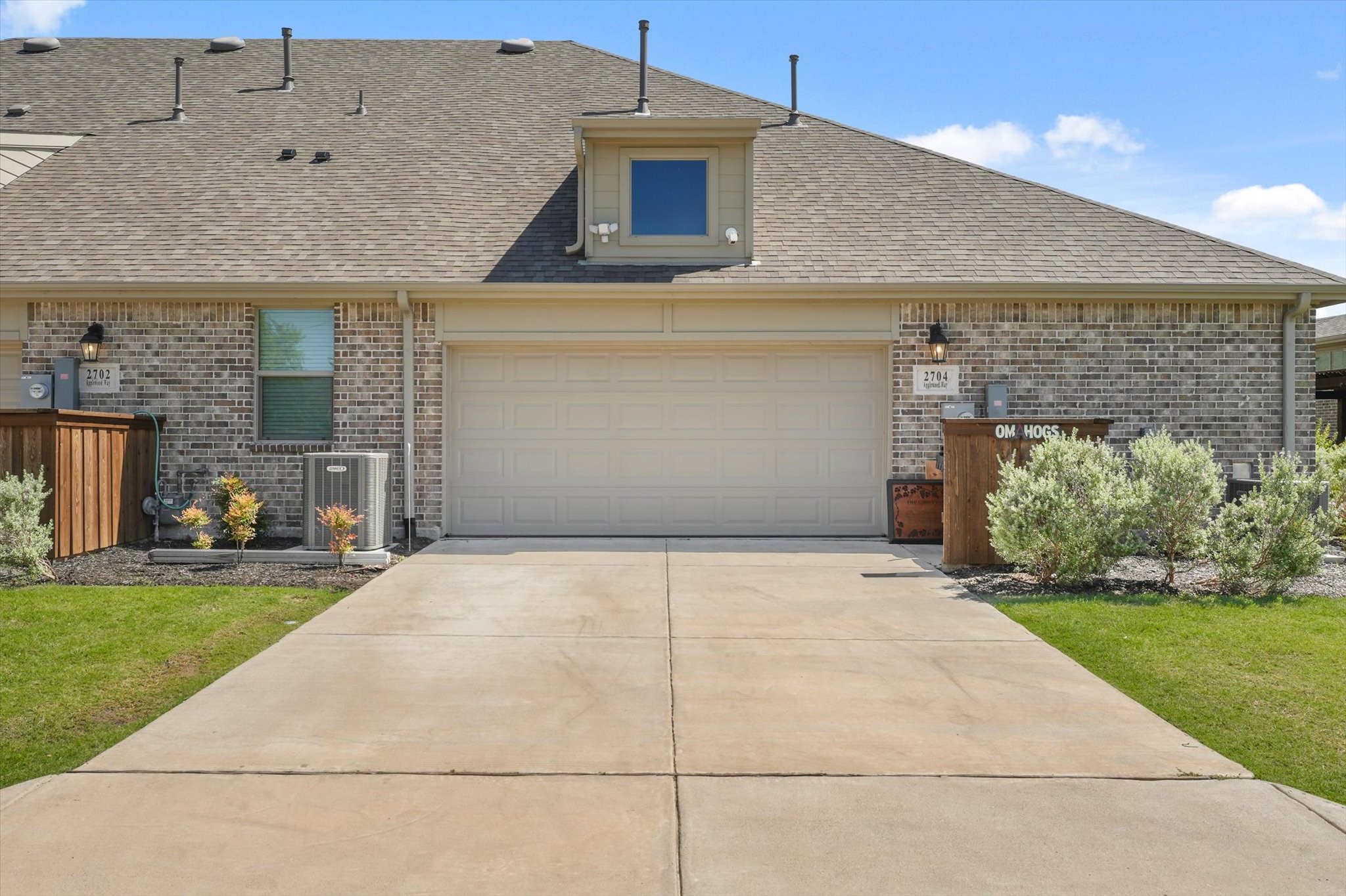 2704 Applewood Way