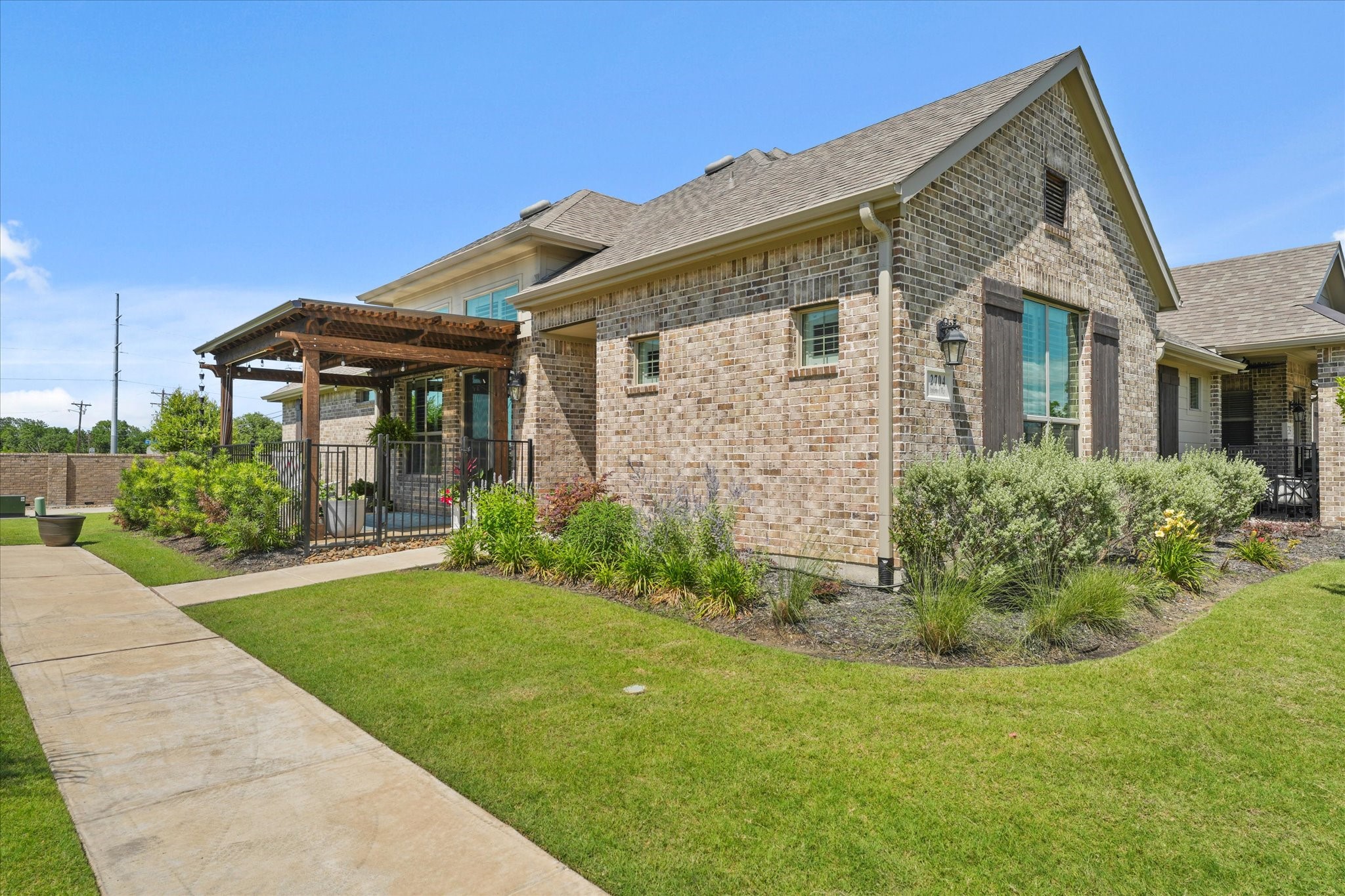 2704 Applewood Way