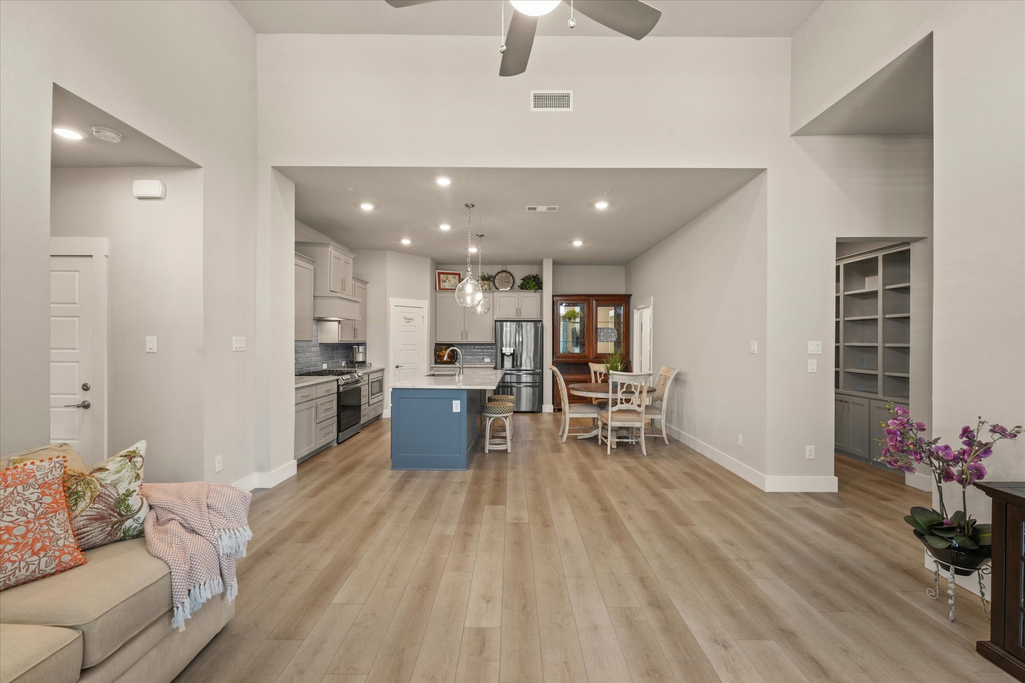 2704 Applewood Way