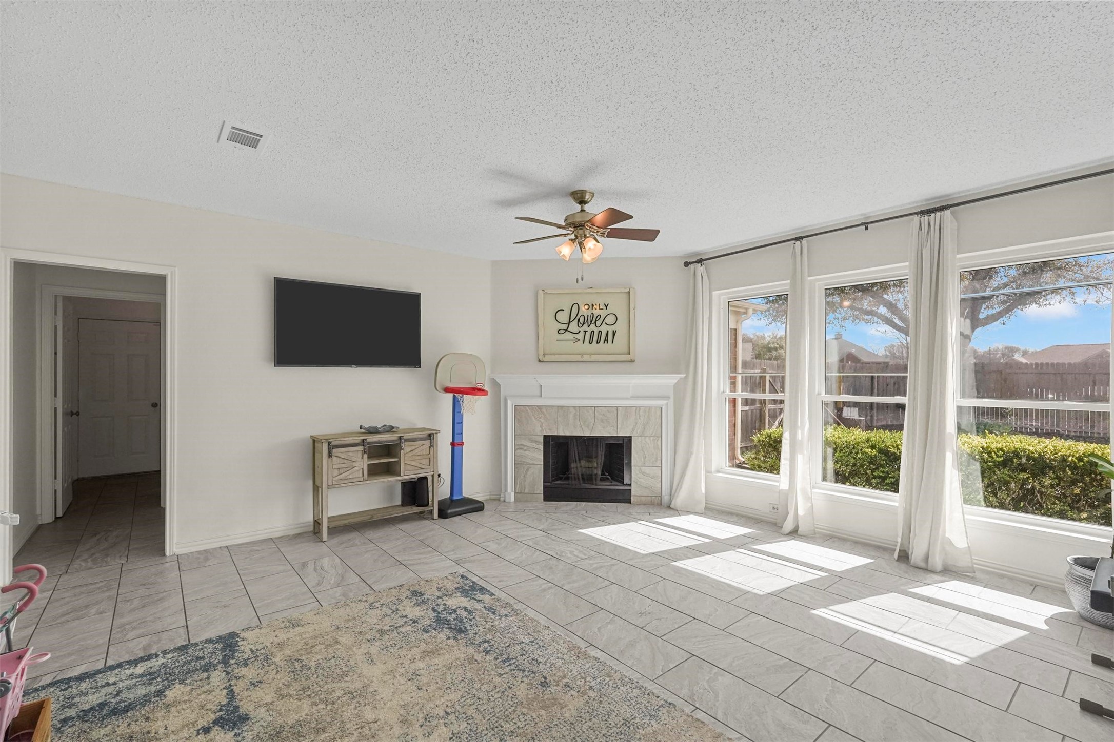 1512 La Paz Drive
