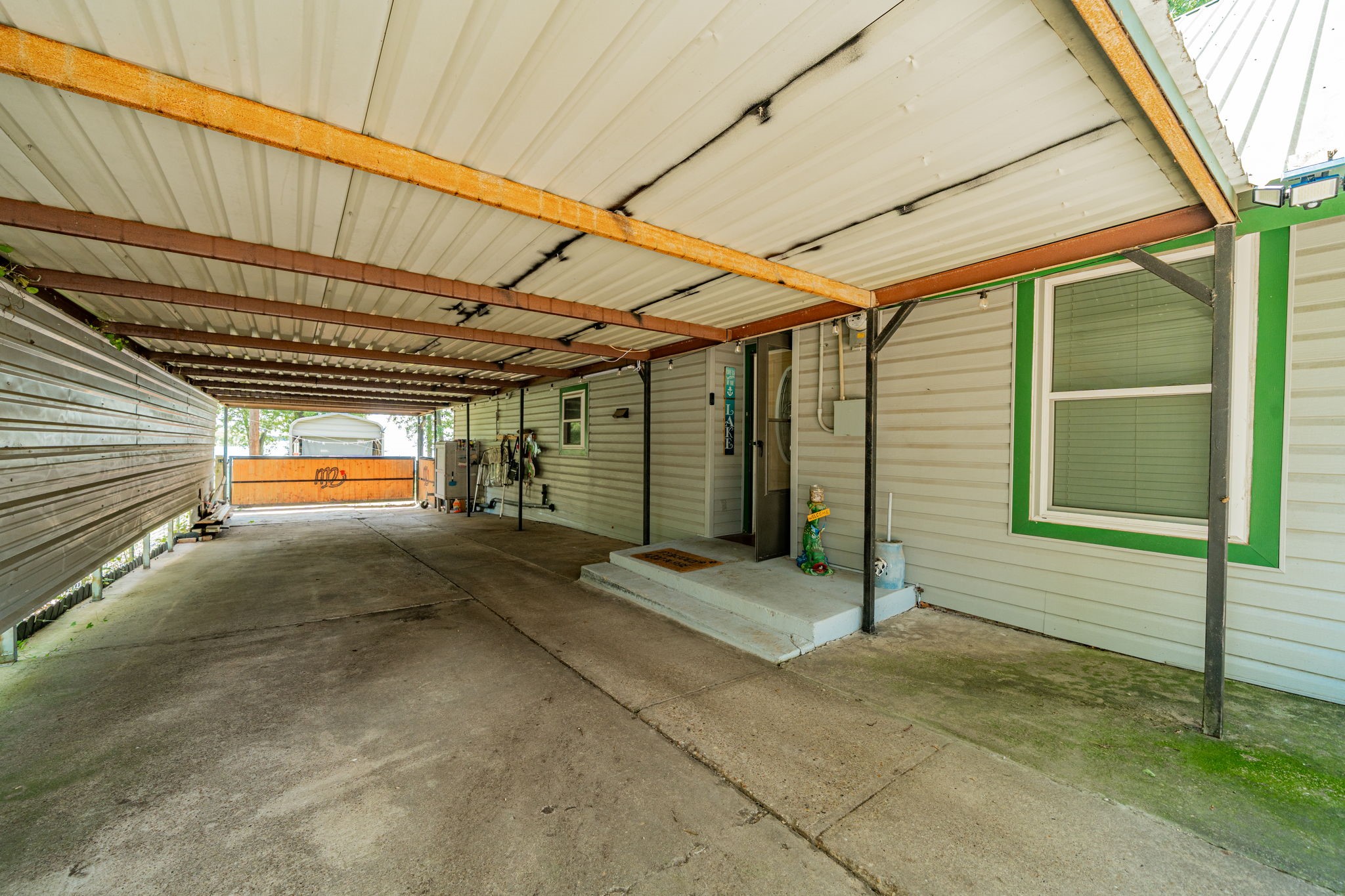 9592 Lakeland Loop