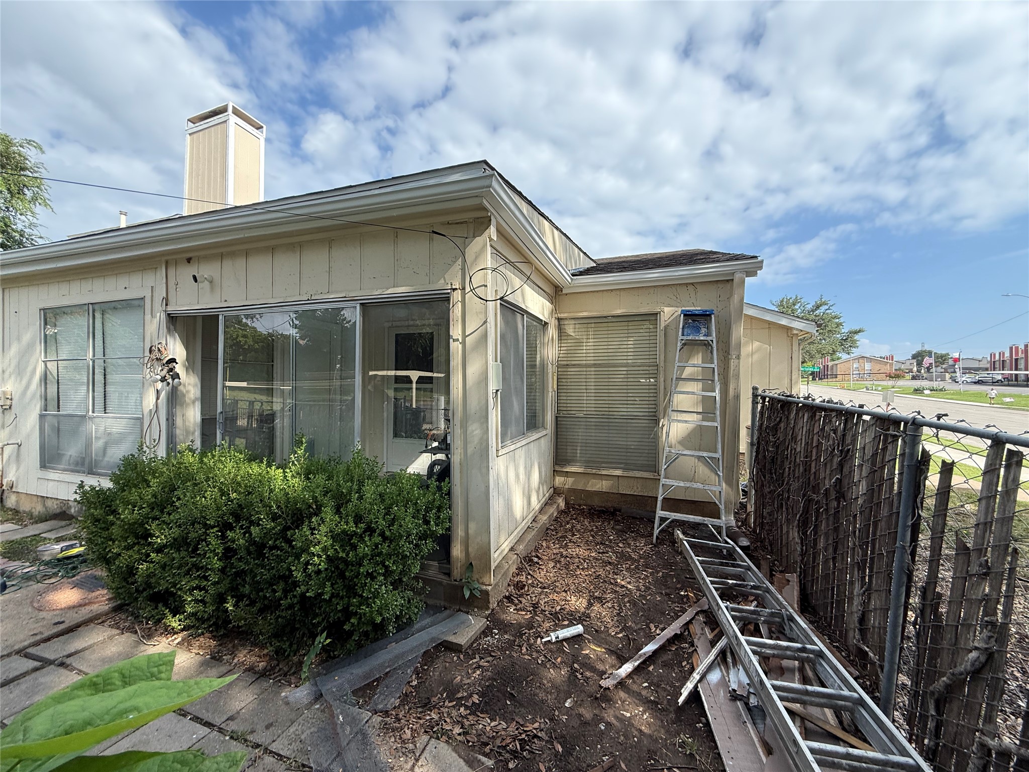 8827 N Normandale Street