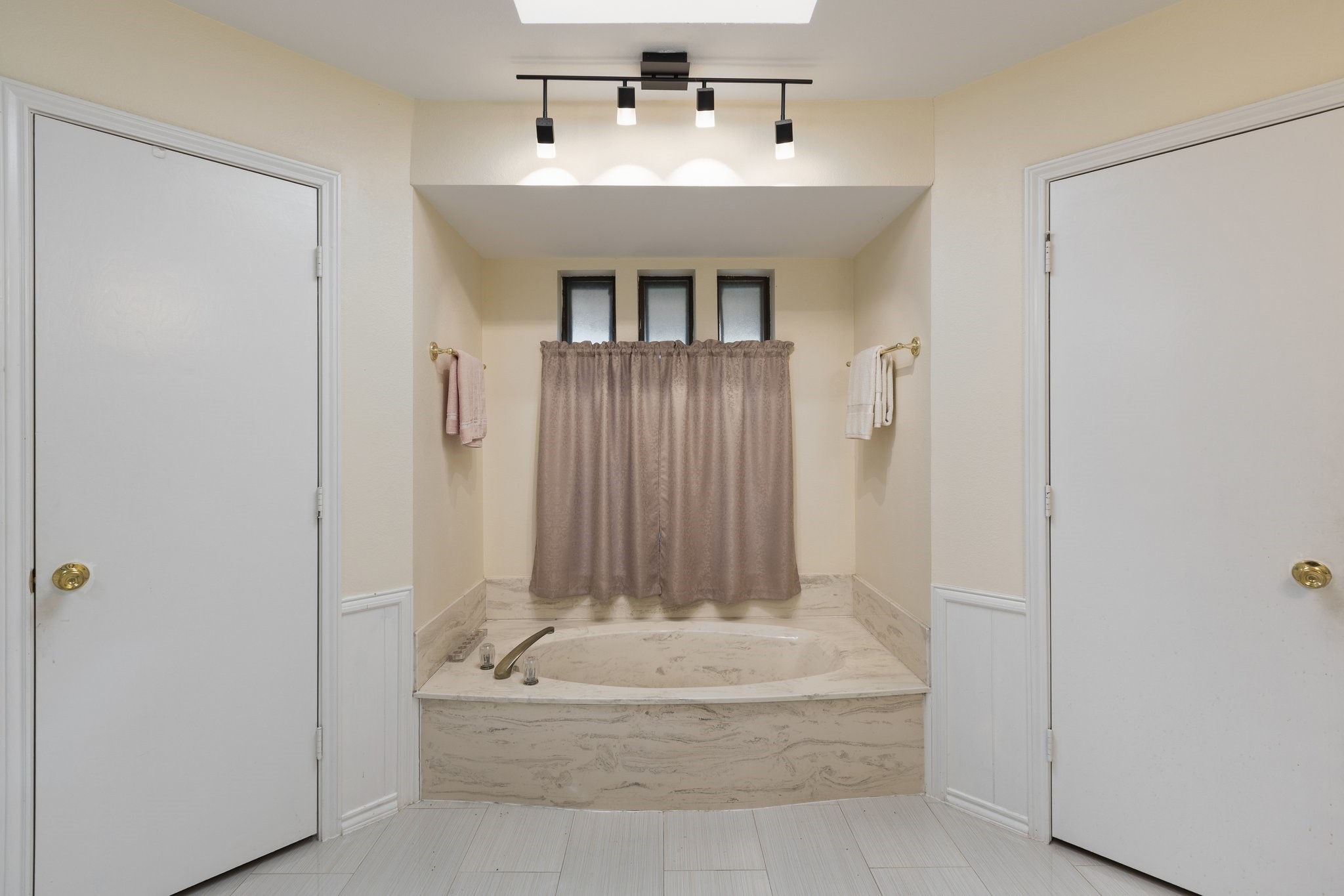 4525 Meadowview Drive