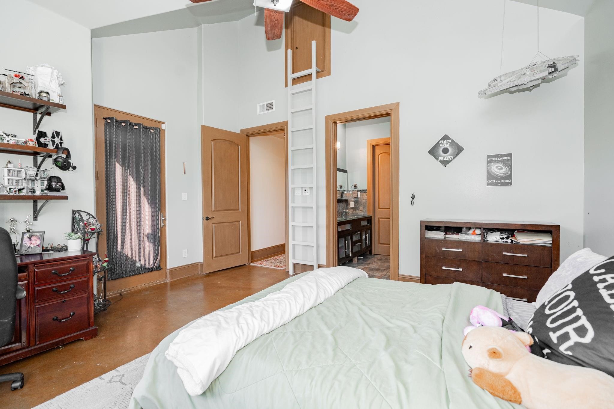 323 Kings CT Court