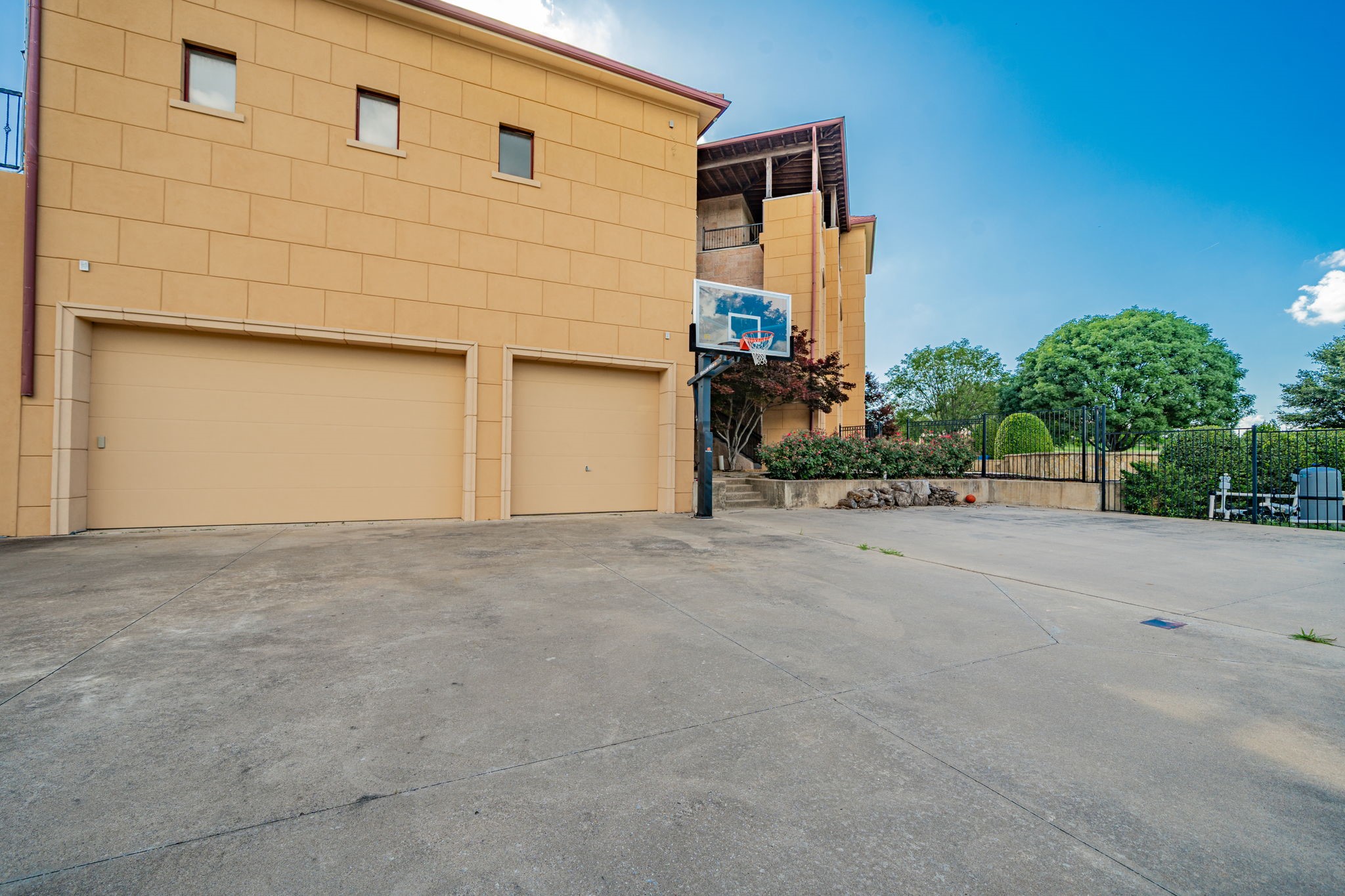323 Kings CT Court