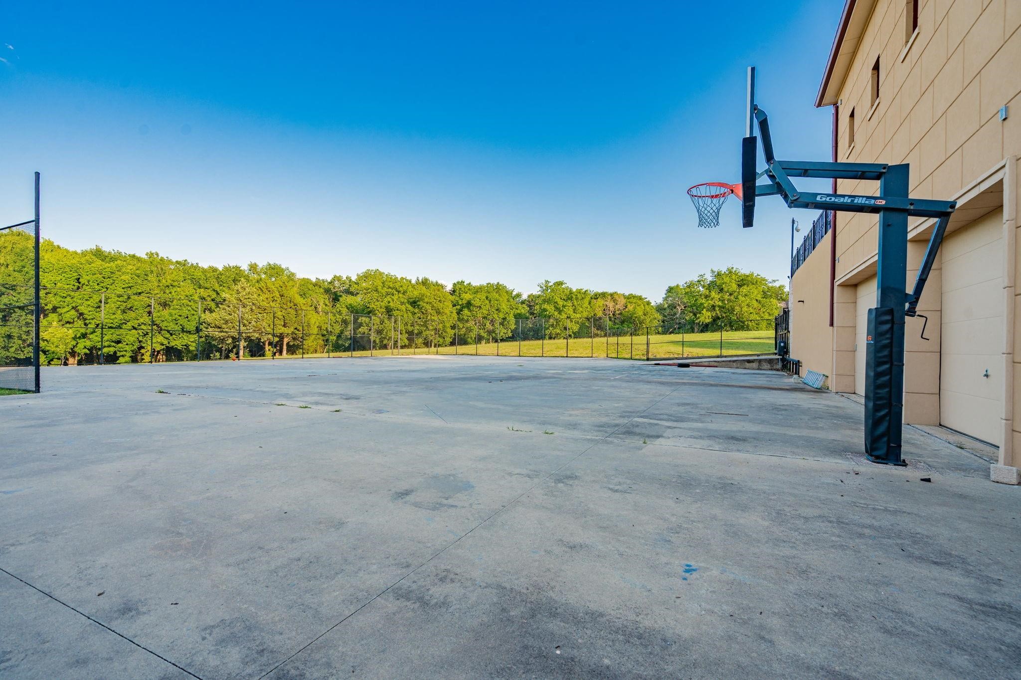 323 Kings CT Court