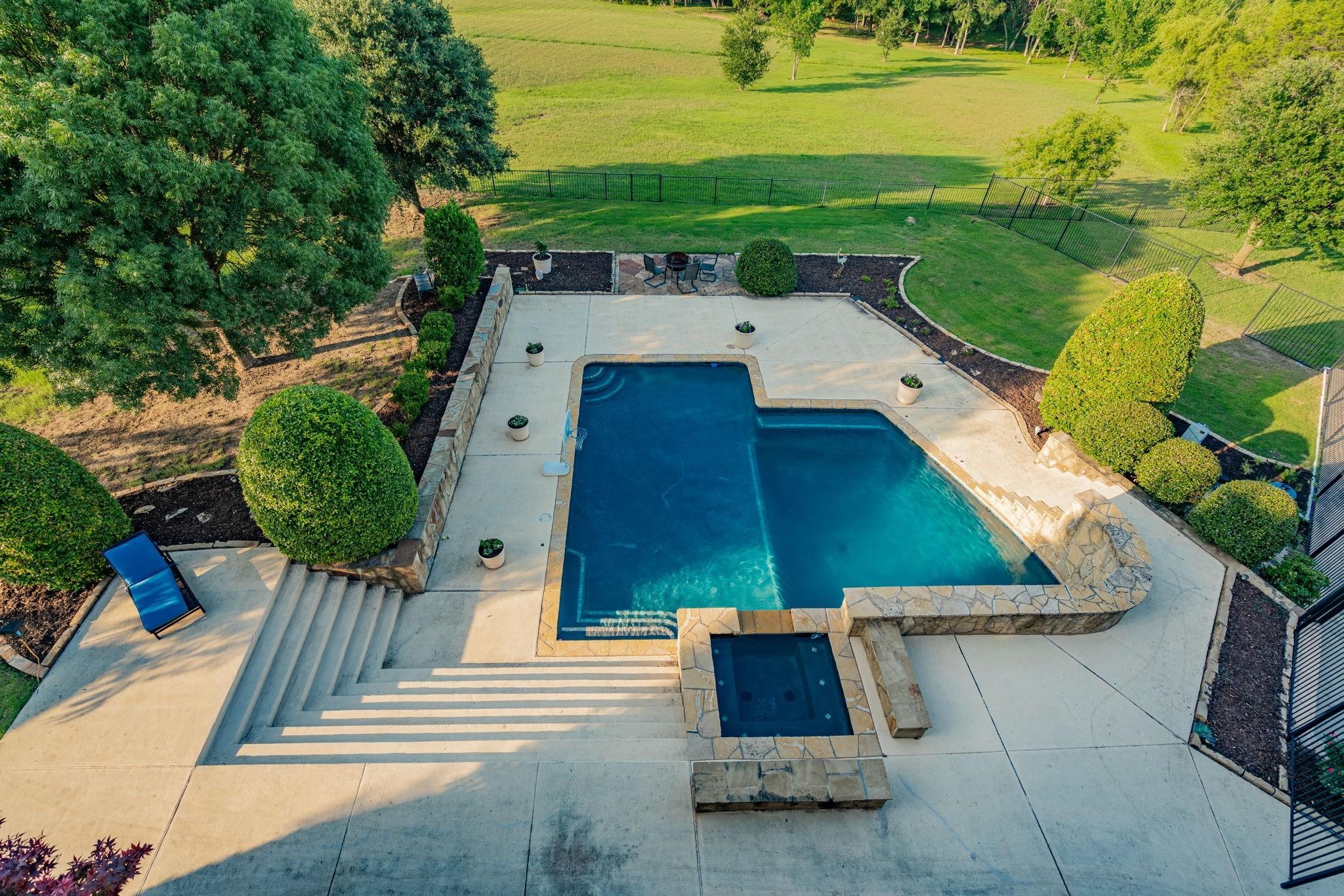 323 Kings CT Court