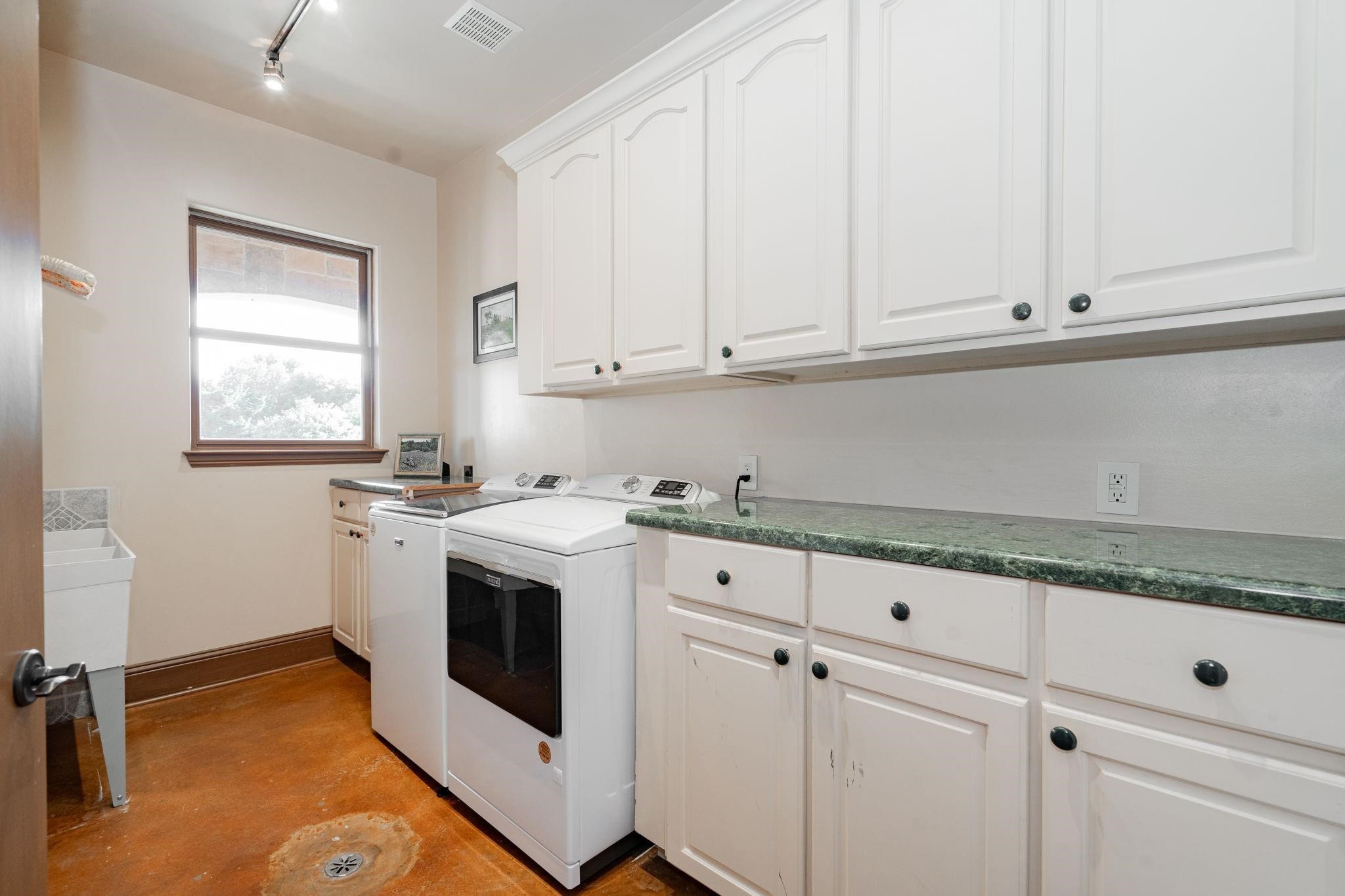323 Kings CT Court
