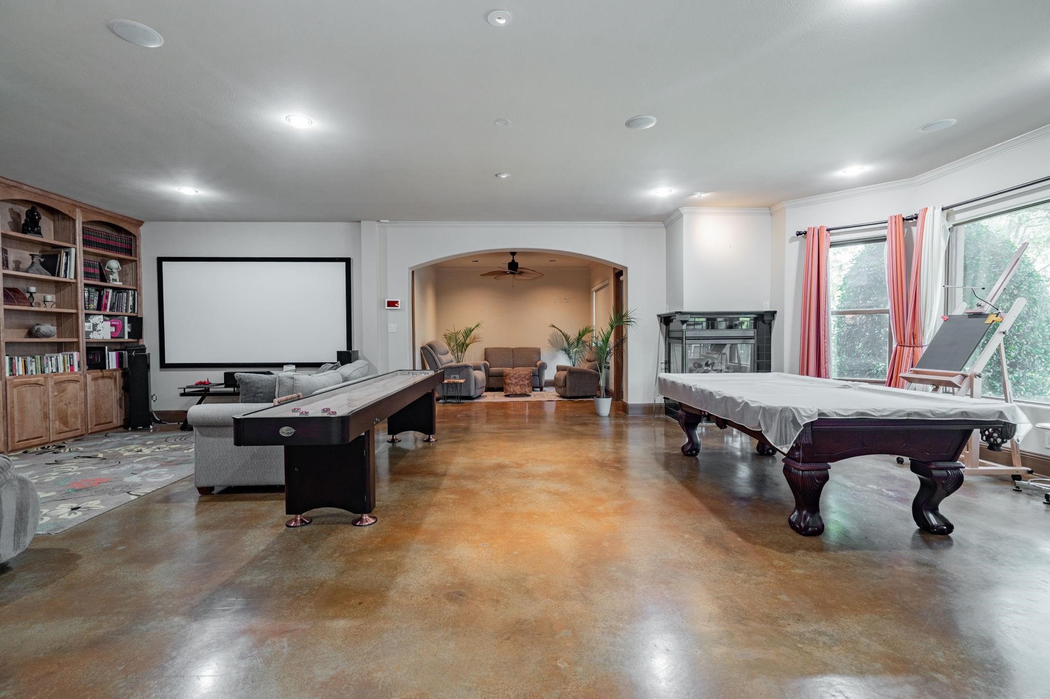 323 Kings CT Court