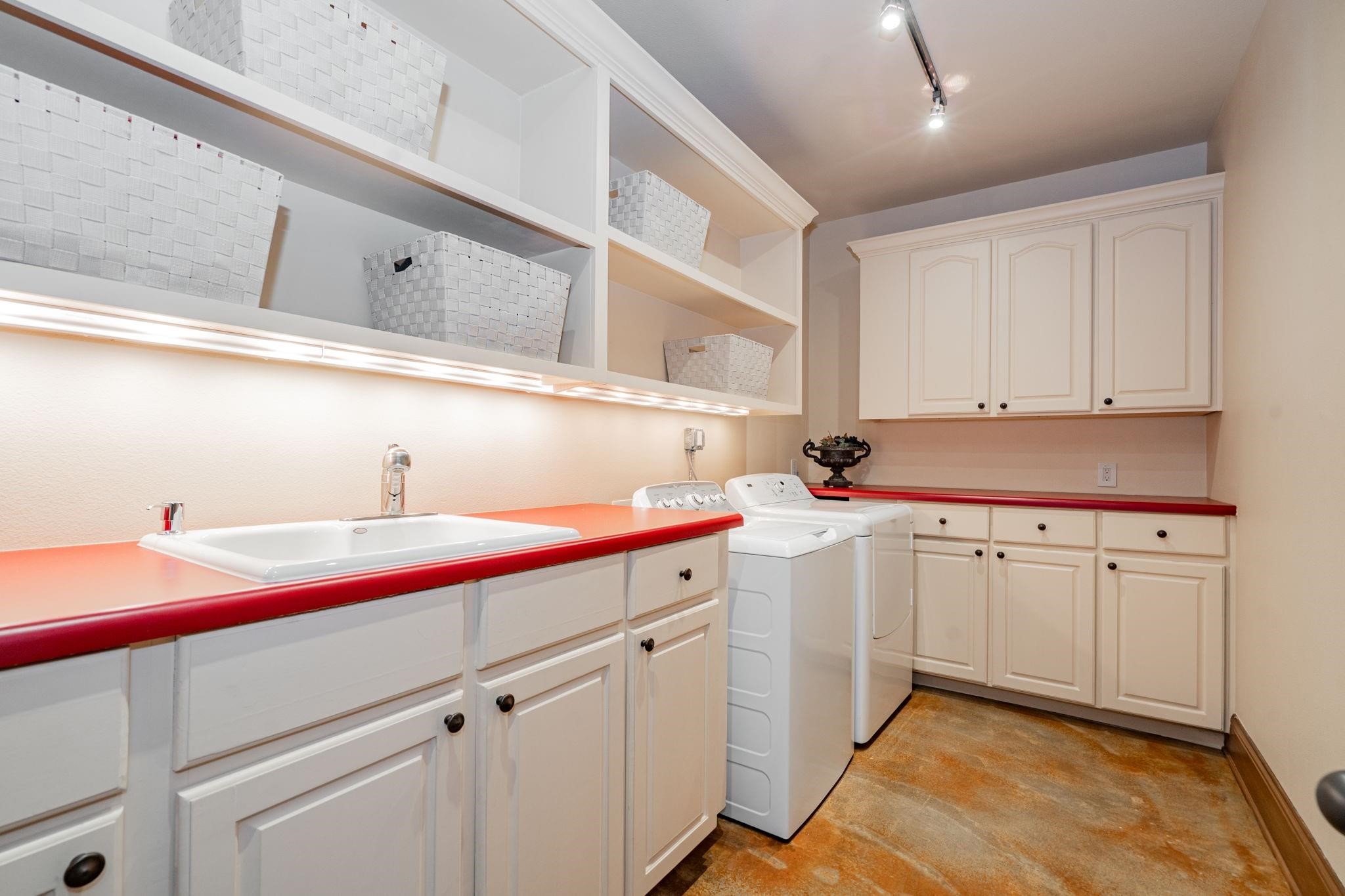 323 Kings CT Court