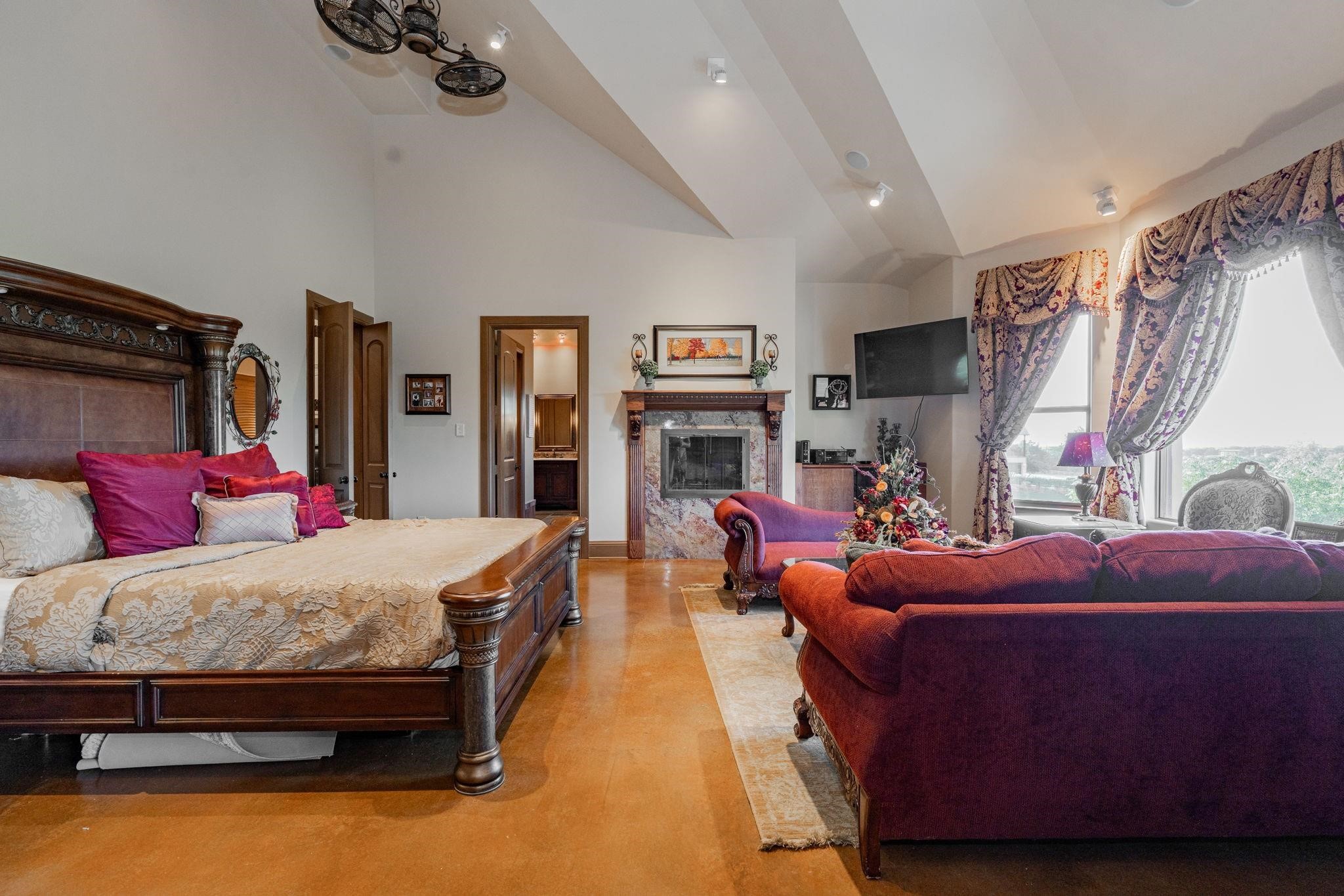 323 Kings CT Court