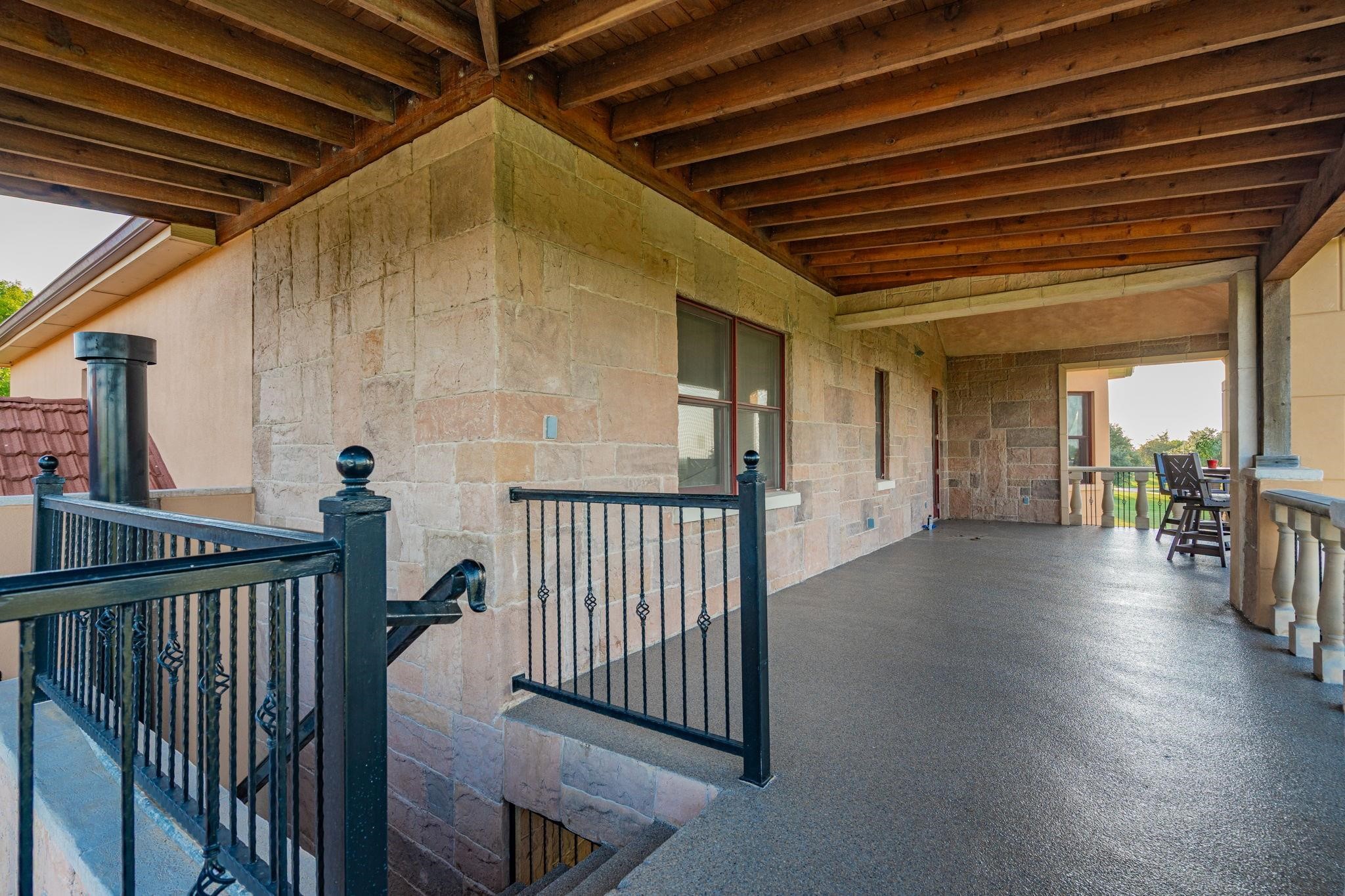 323 Kings CT Court