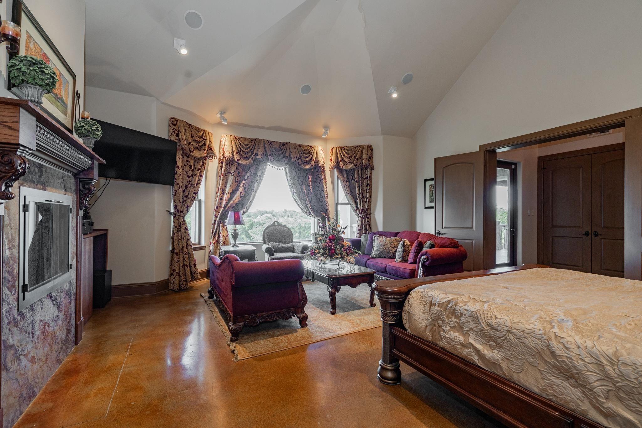 323 Kings CT Court