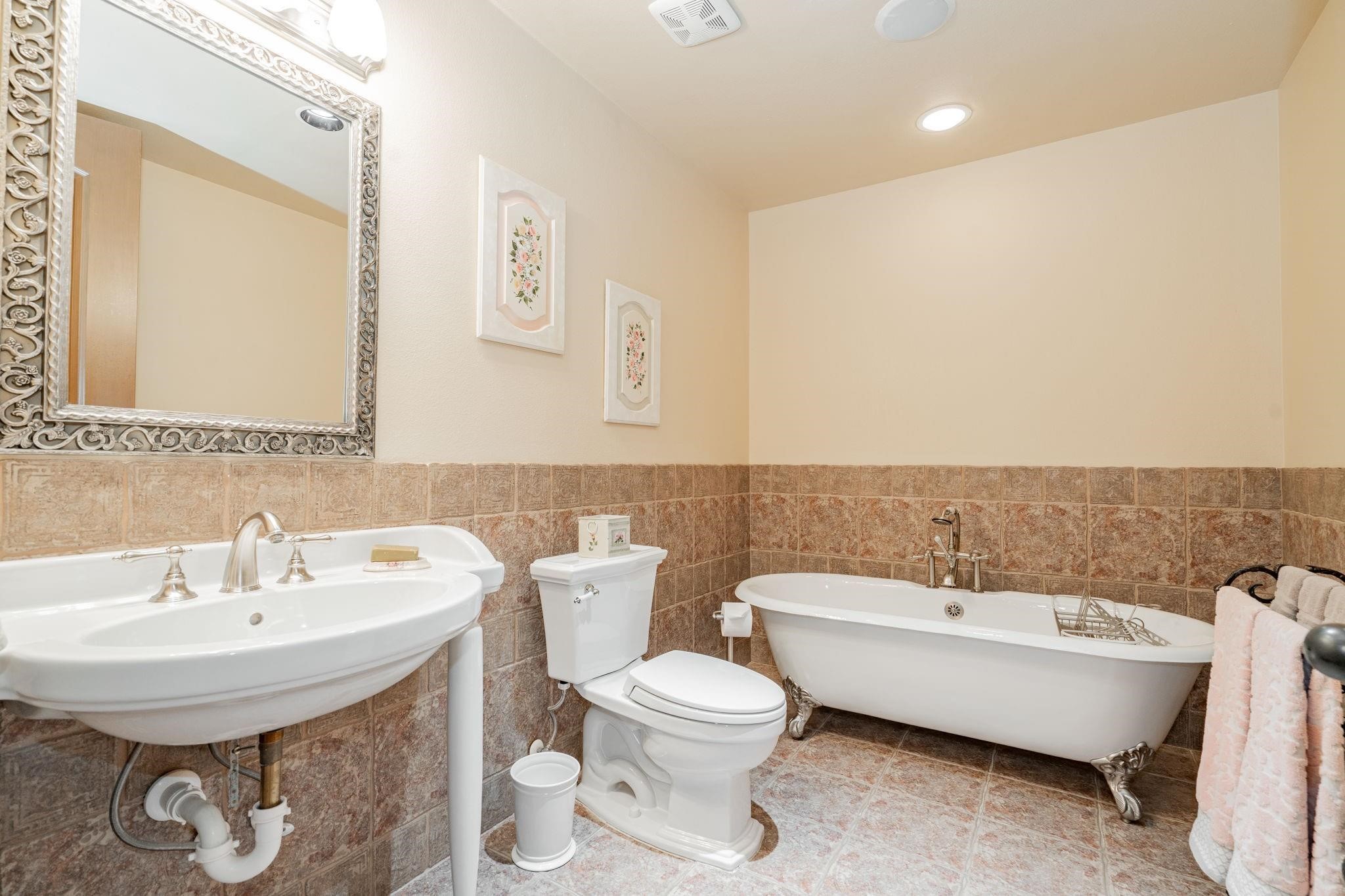 323 Kings CT Court
