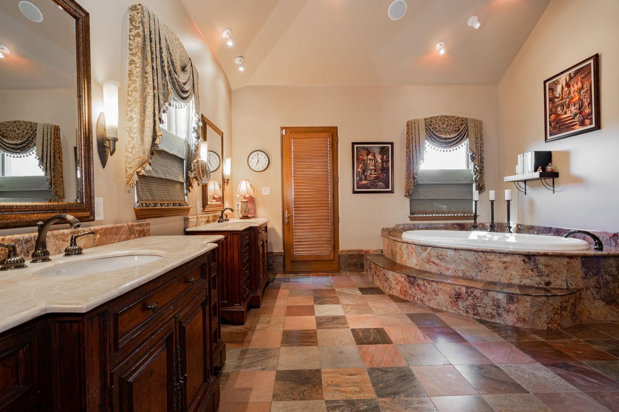 323 Kings CT Court