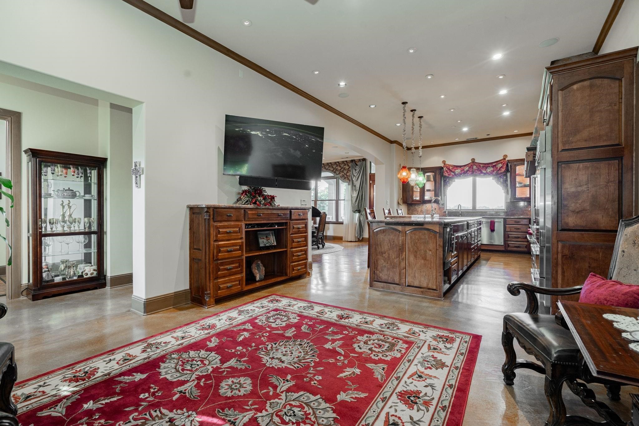 323 Kings CT Court