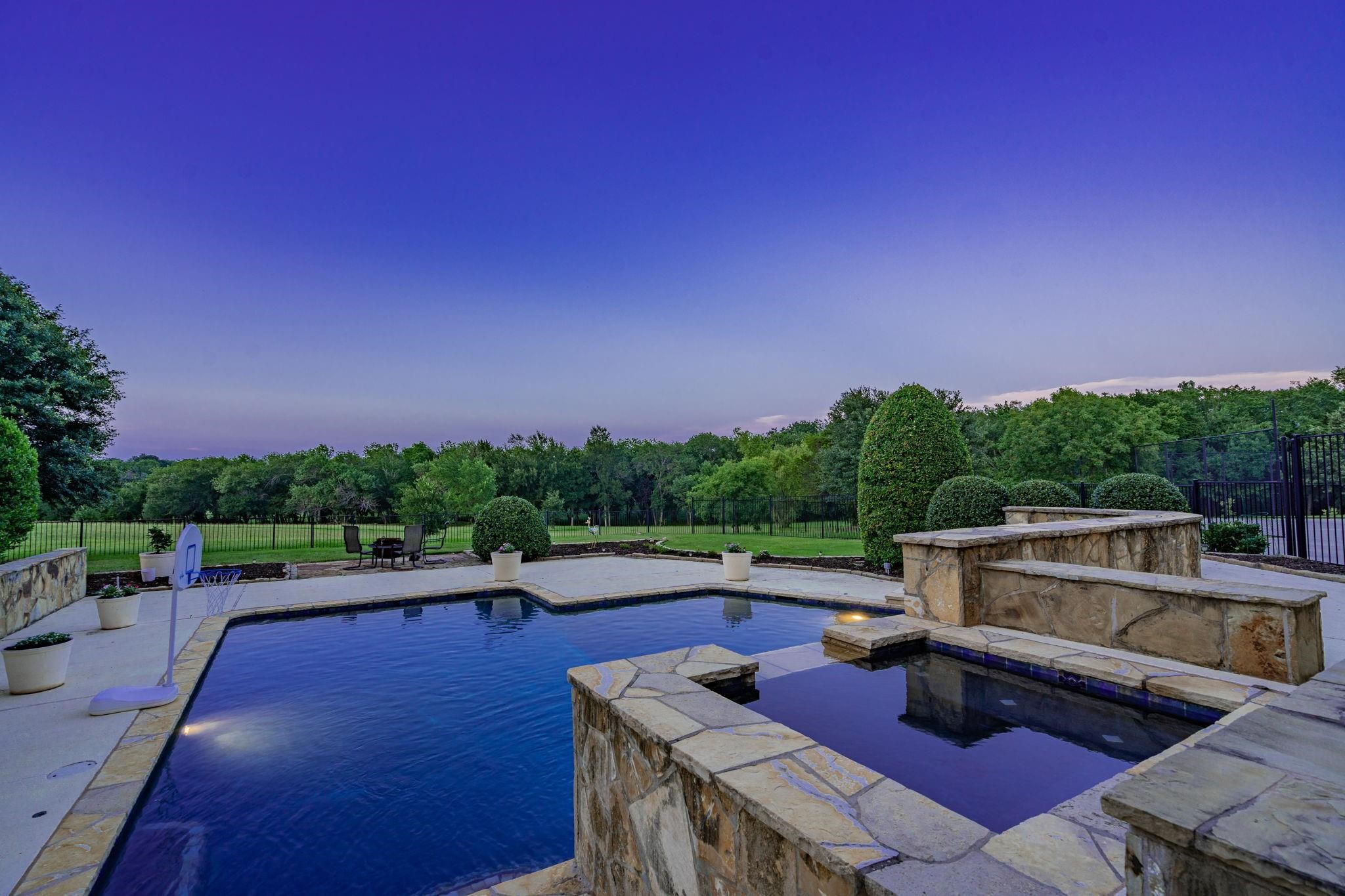323 Kings CT Court
