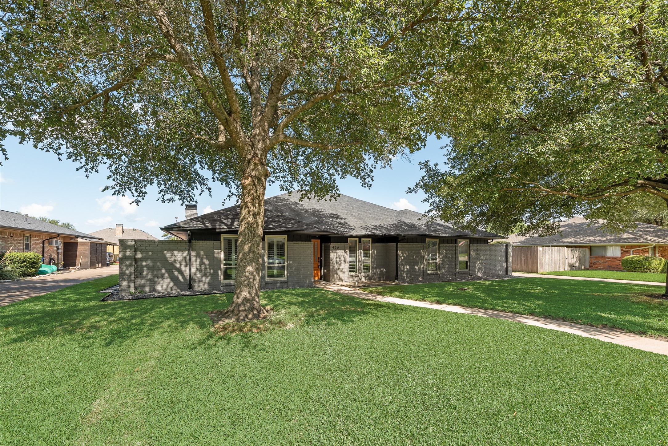 922 Lakeshore Drive