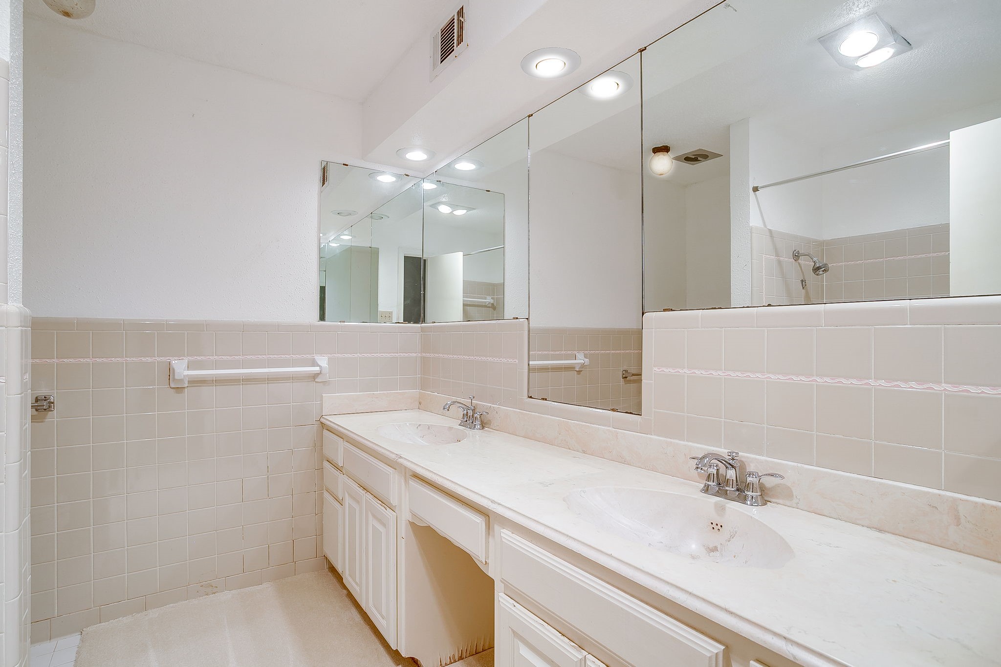2458 Lakeview Circle