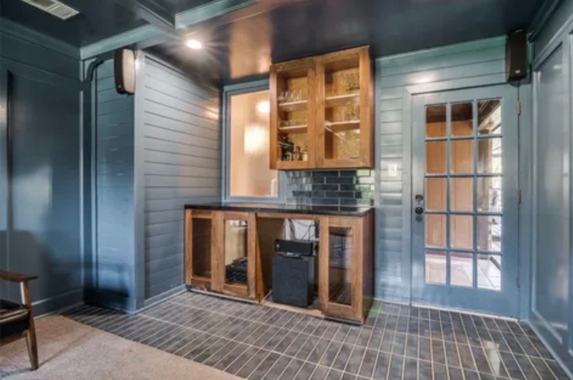 913 Lake Meadows Drive