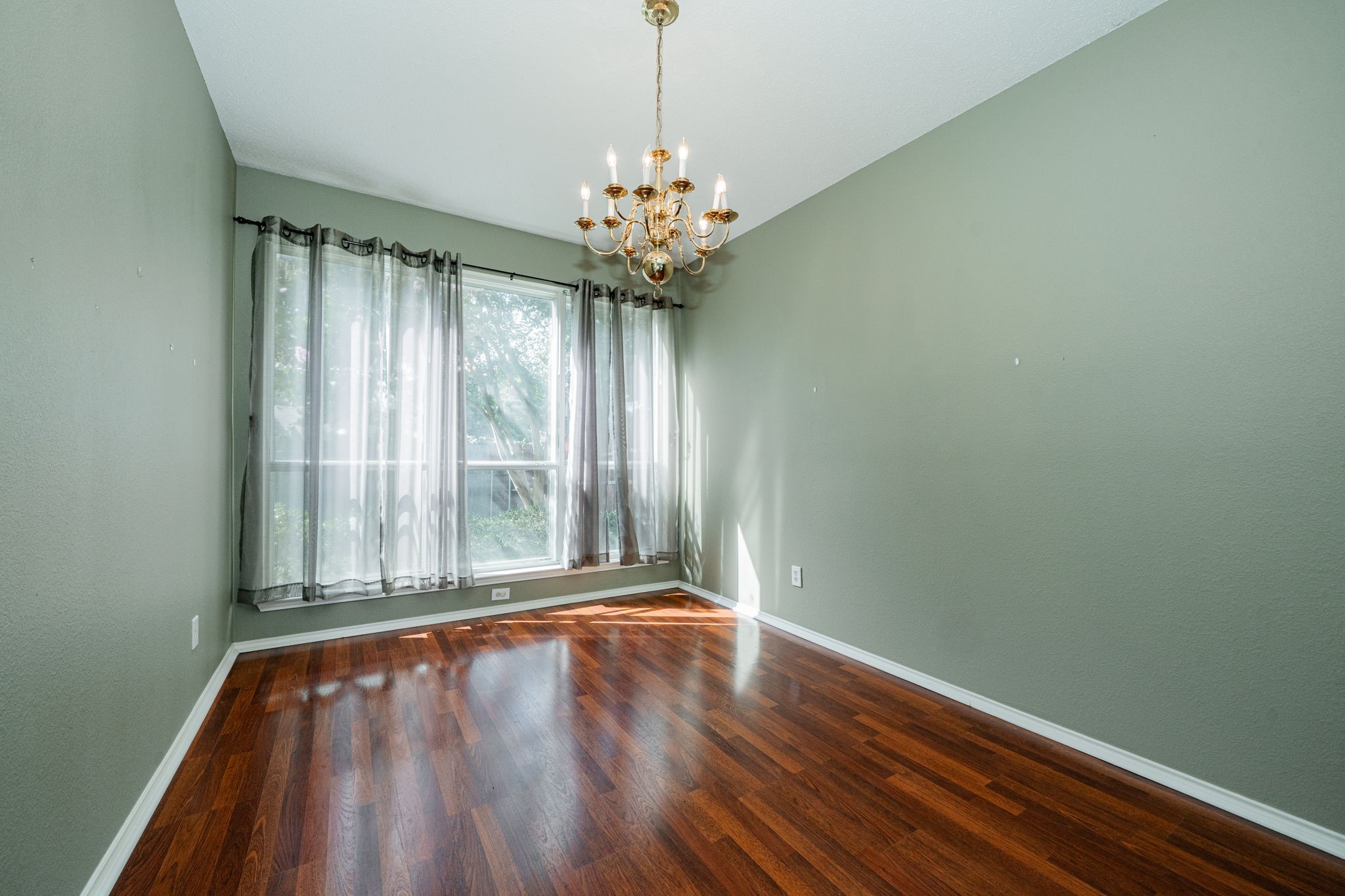 2715 Chatsworth Drive