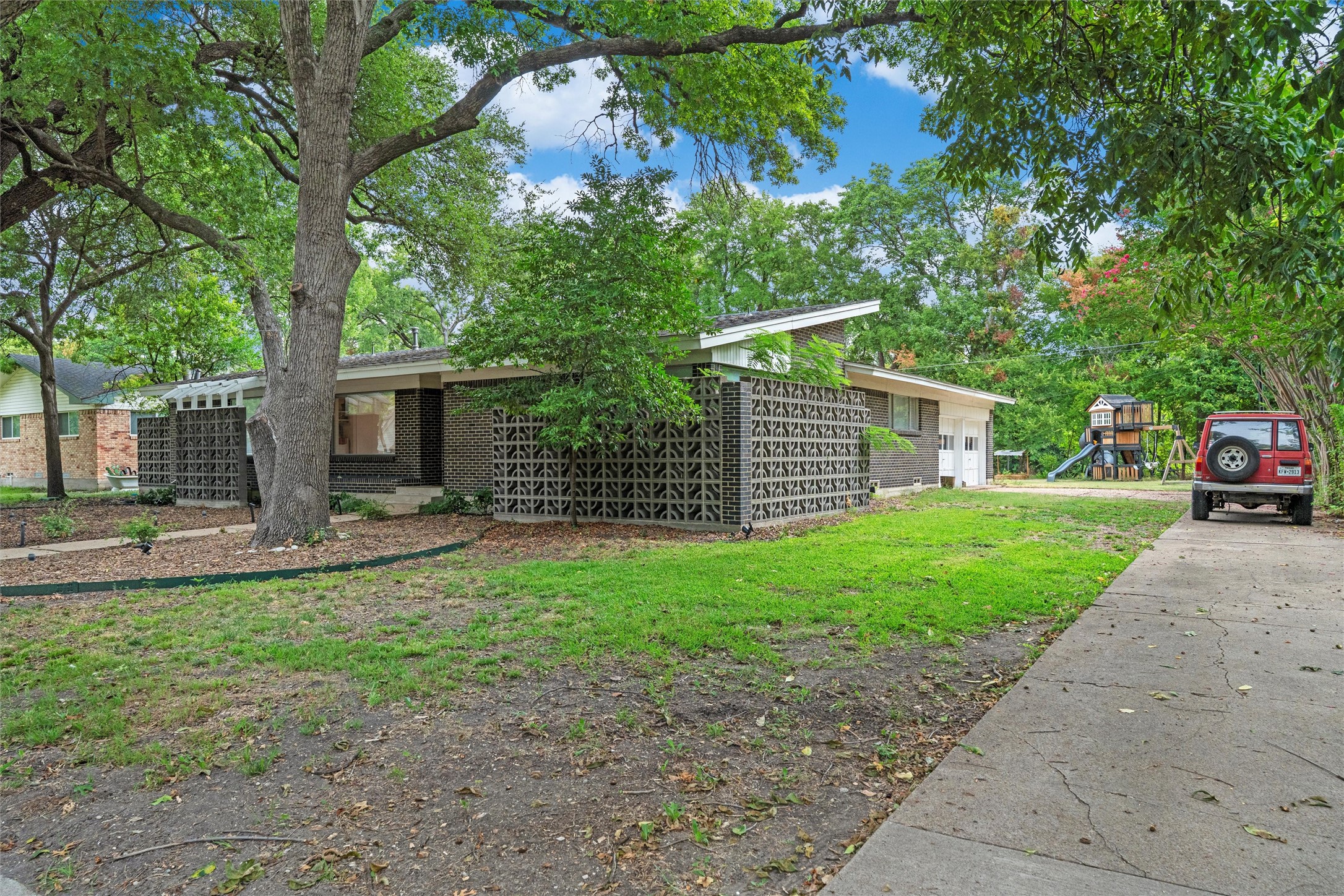 2626 S Glenbrook Drive