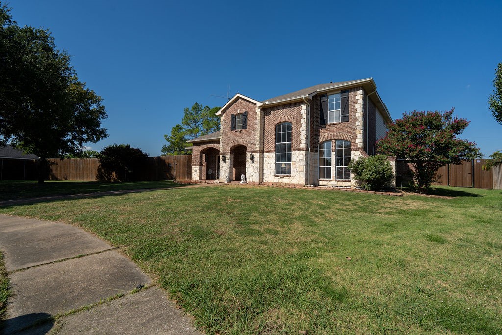 903 Lakefield Drive