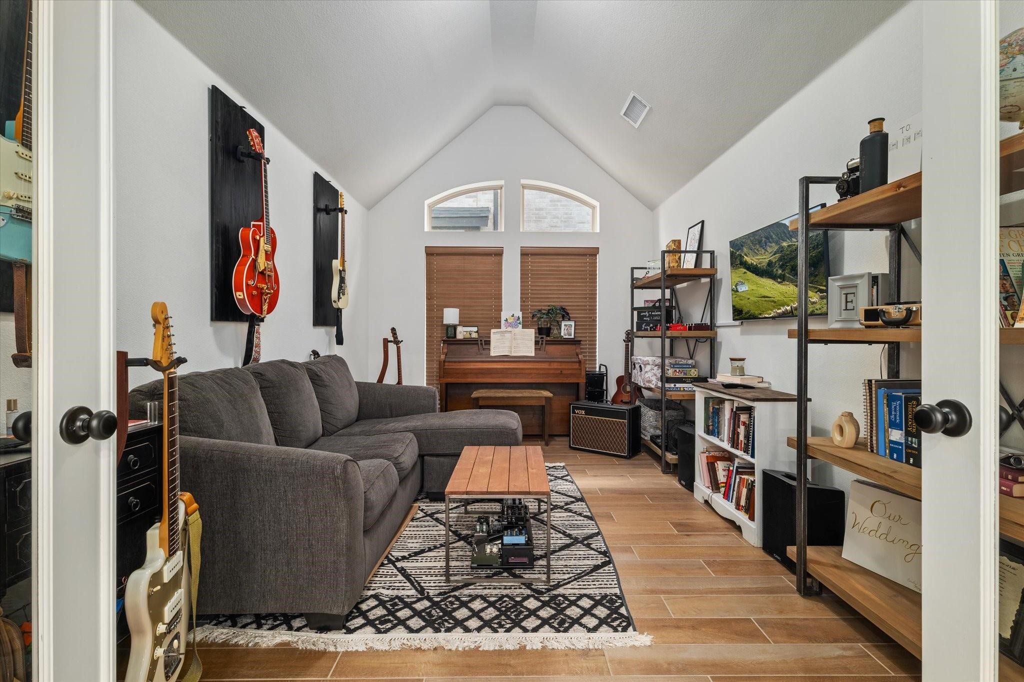 2913 Peartree Lane