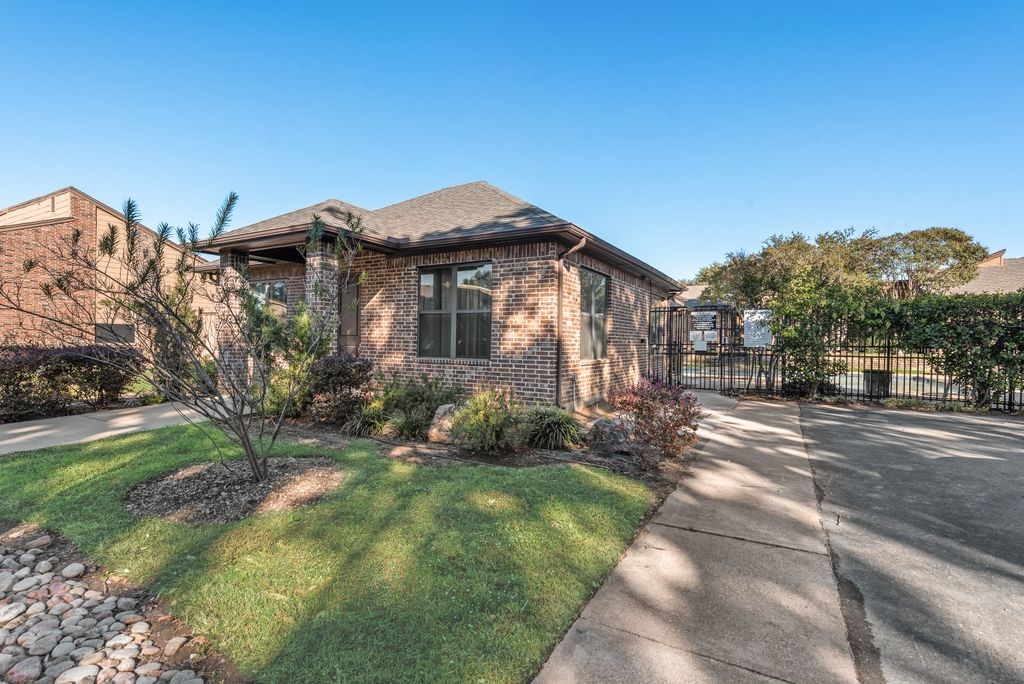 3211 Whispering Oak