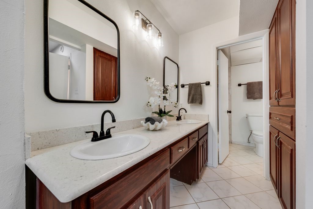 3211 Whispering Oak