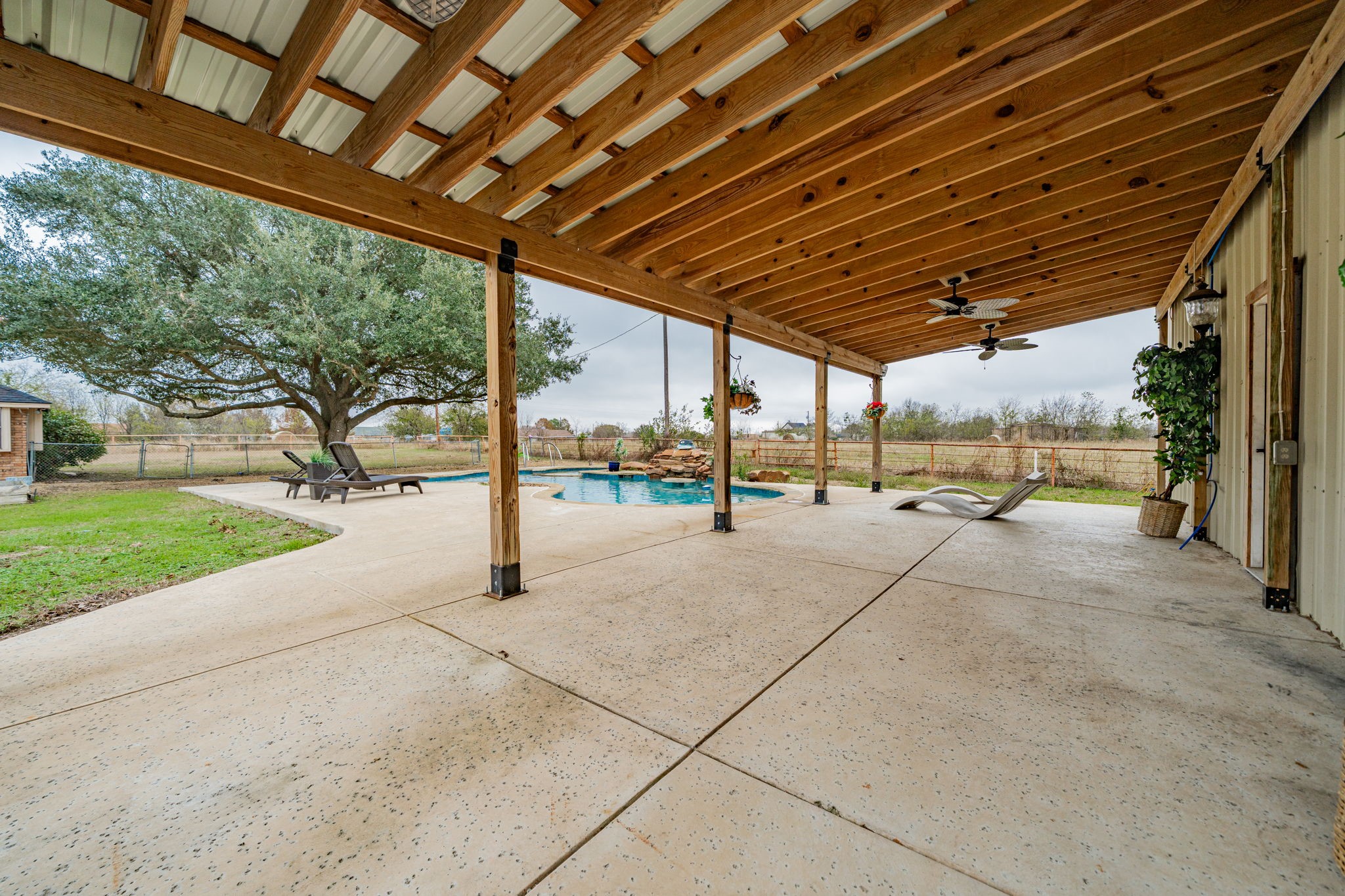 5612 E State Highway 243