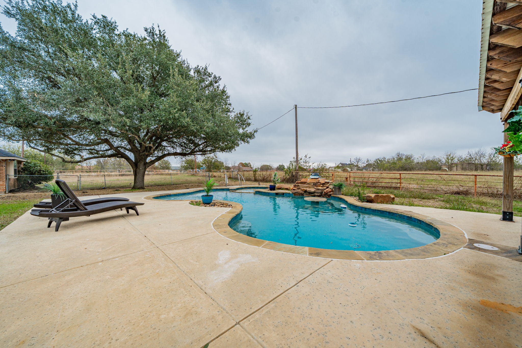 5612 E State Highway 243