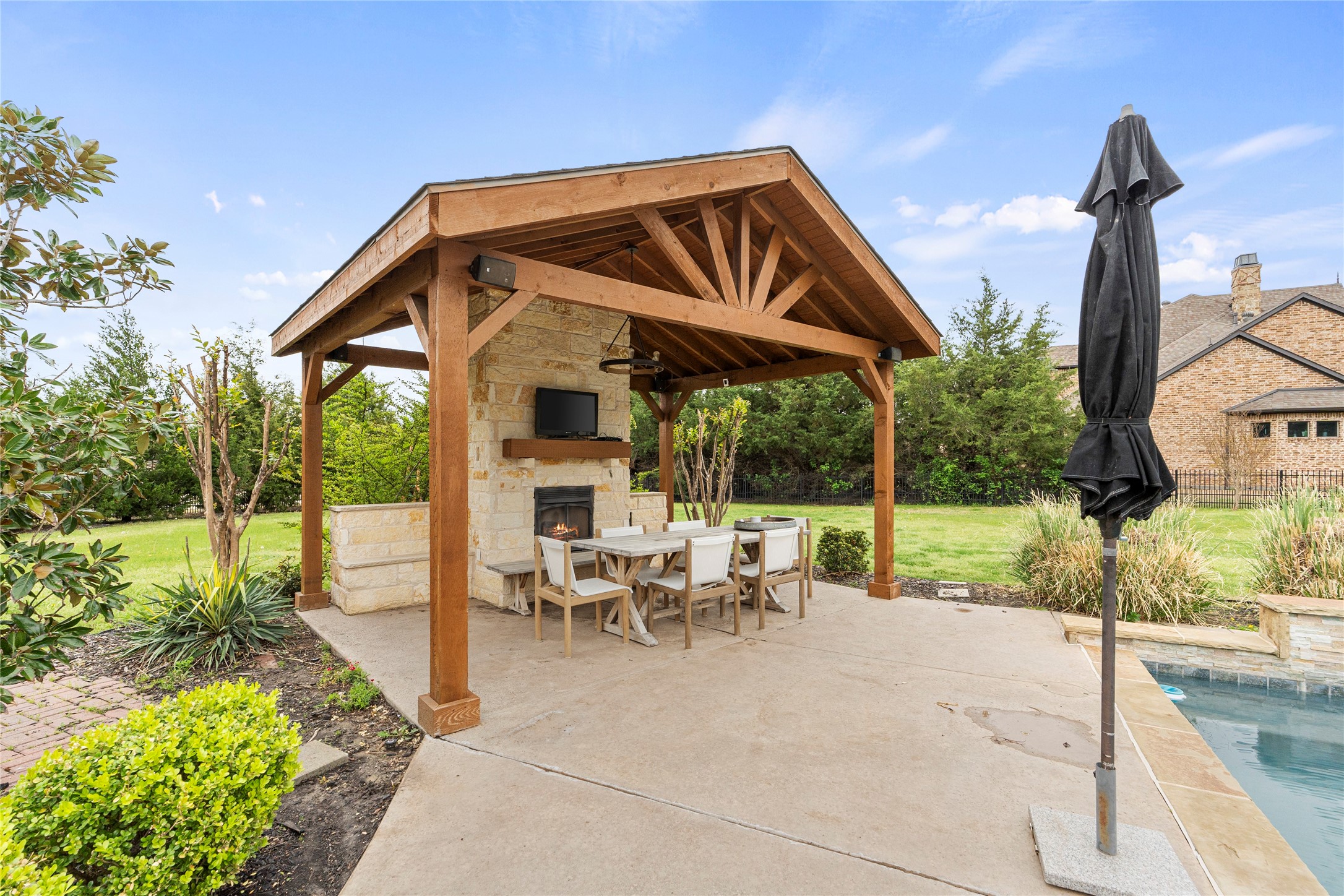 399 Wyndemere Boulevard