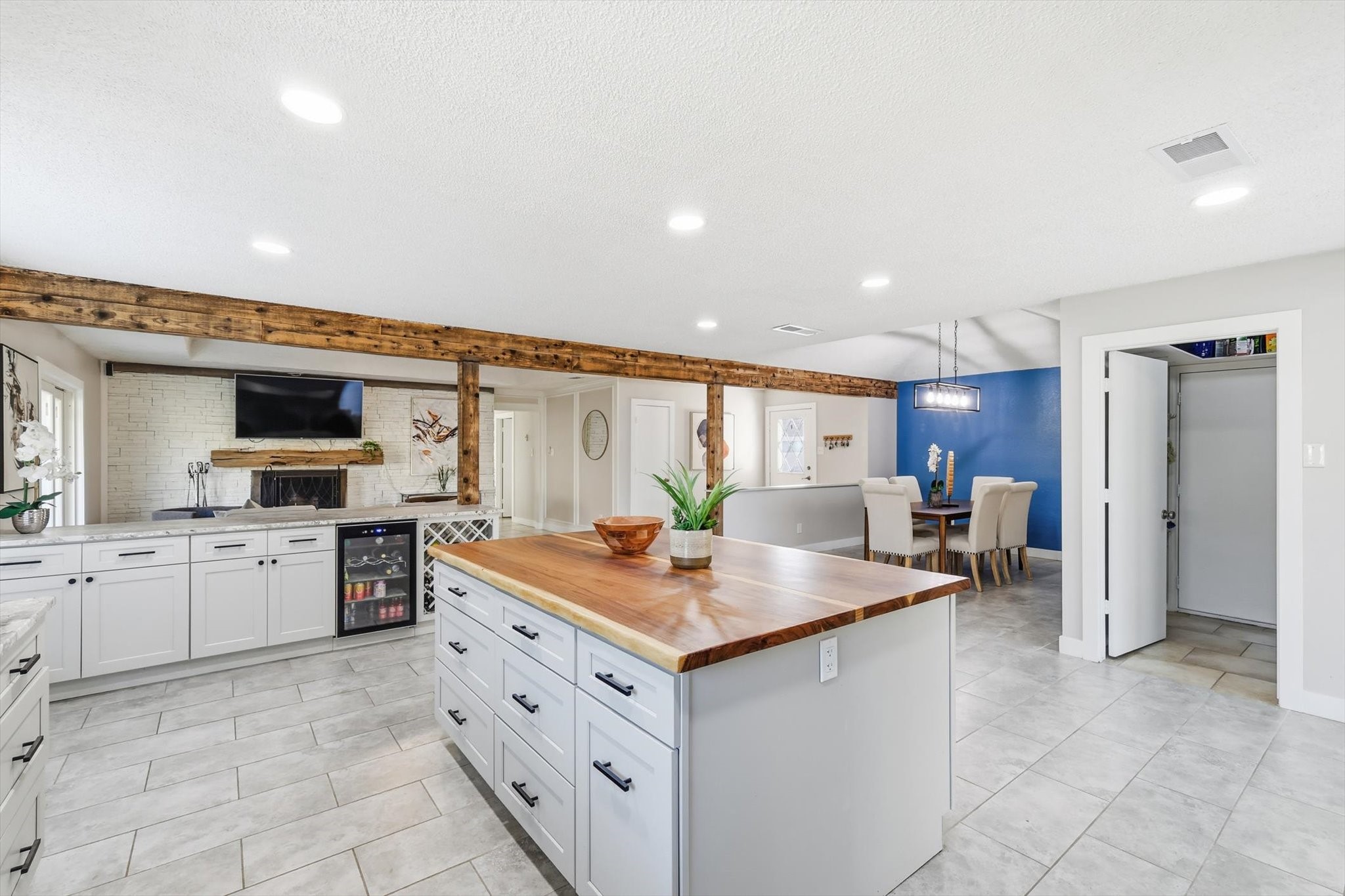 5601 Edgewater Circle