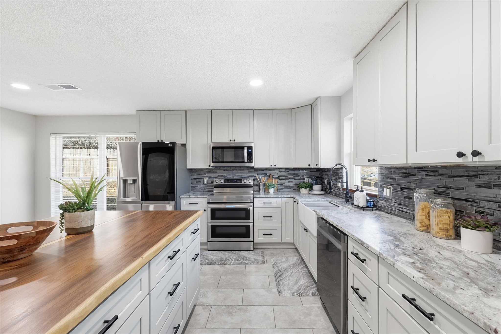 5601 Edgewater Circle