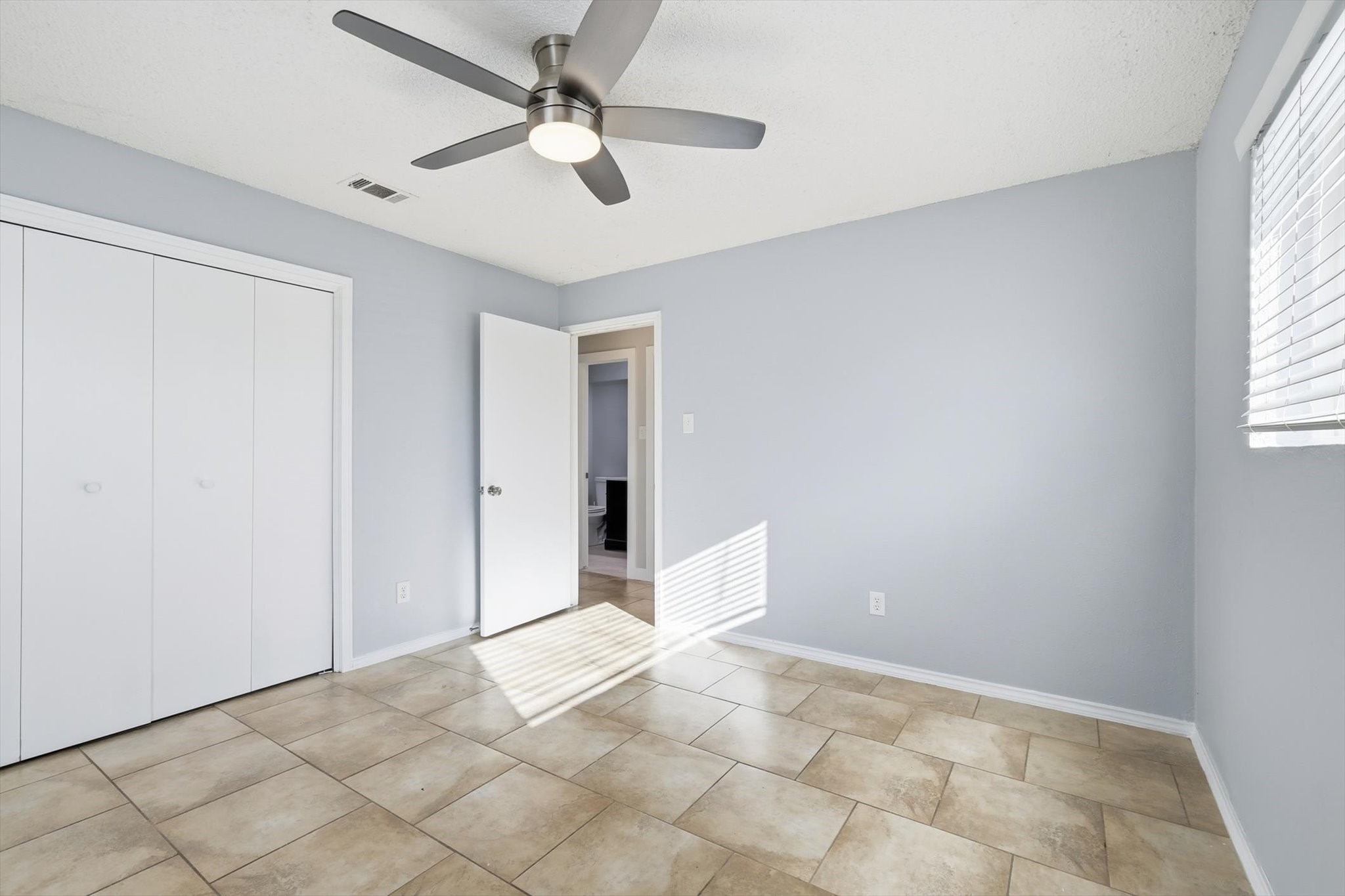5601 Edgewater Circle