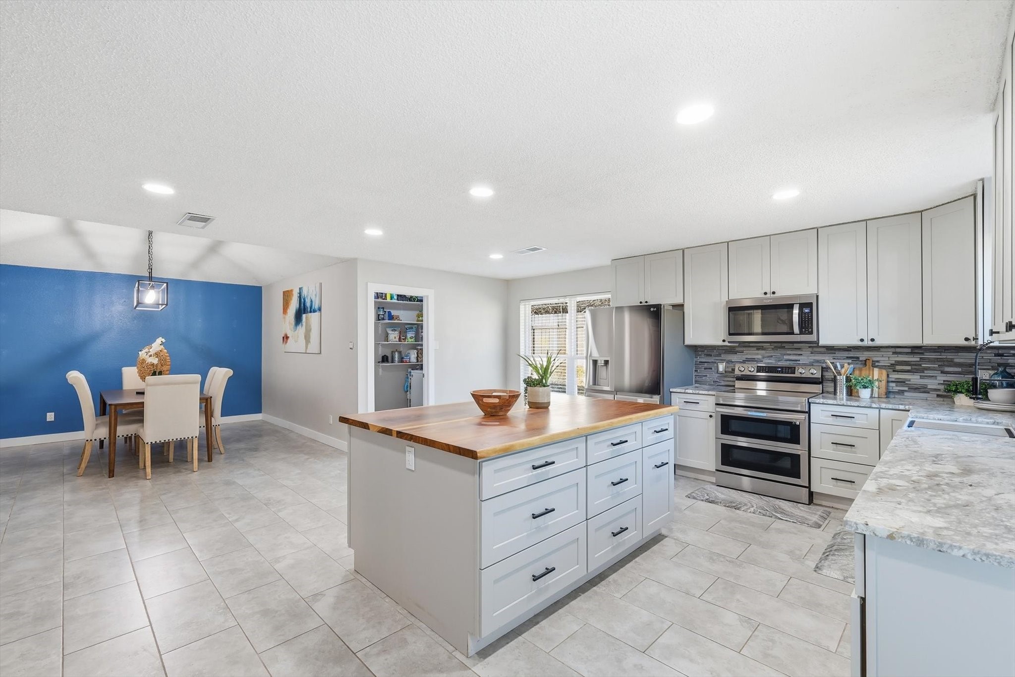 5601 Edgewater Circle