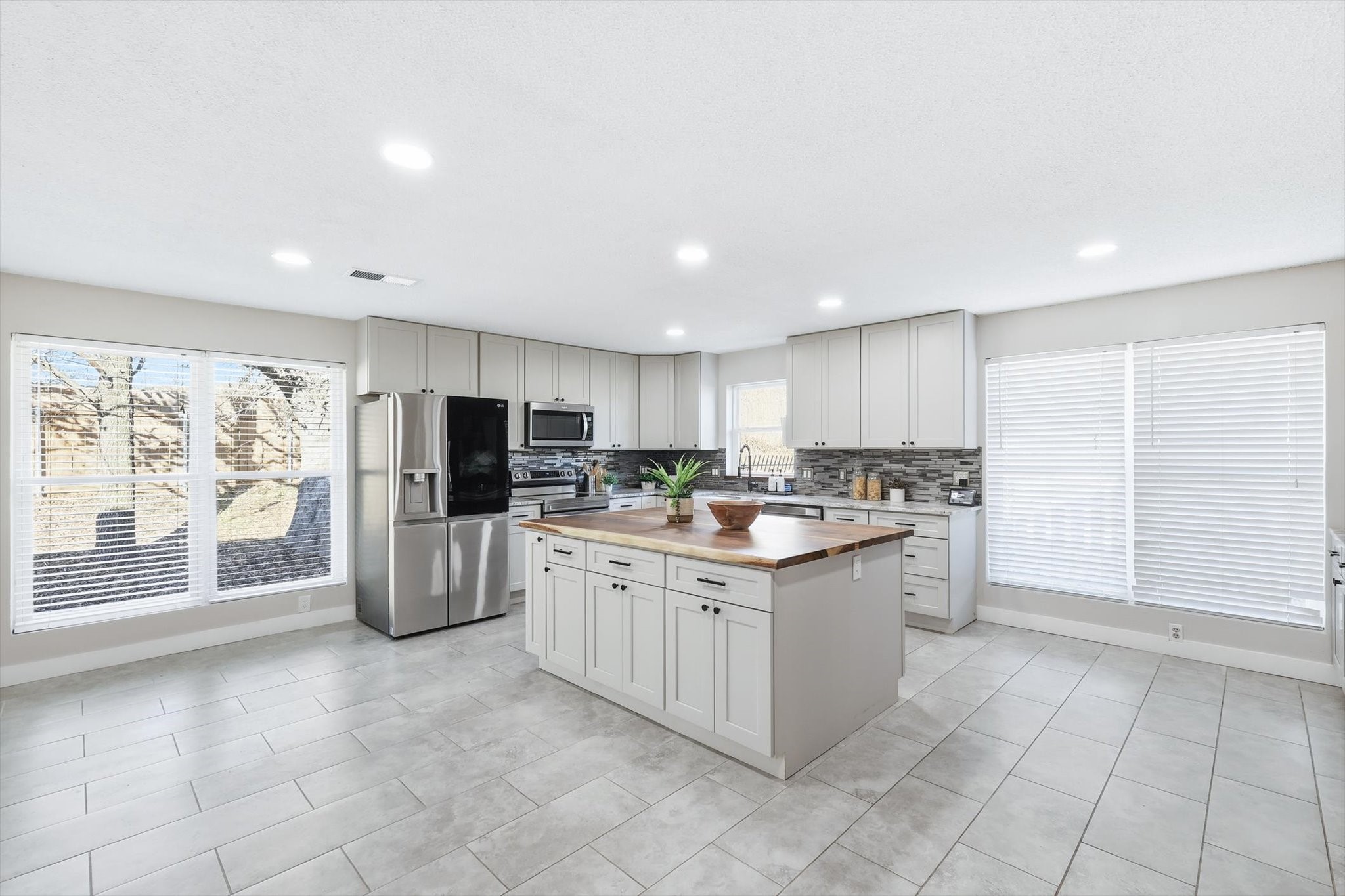 5601 Edgewater Circle