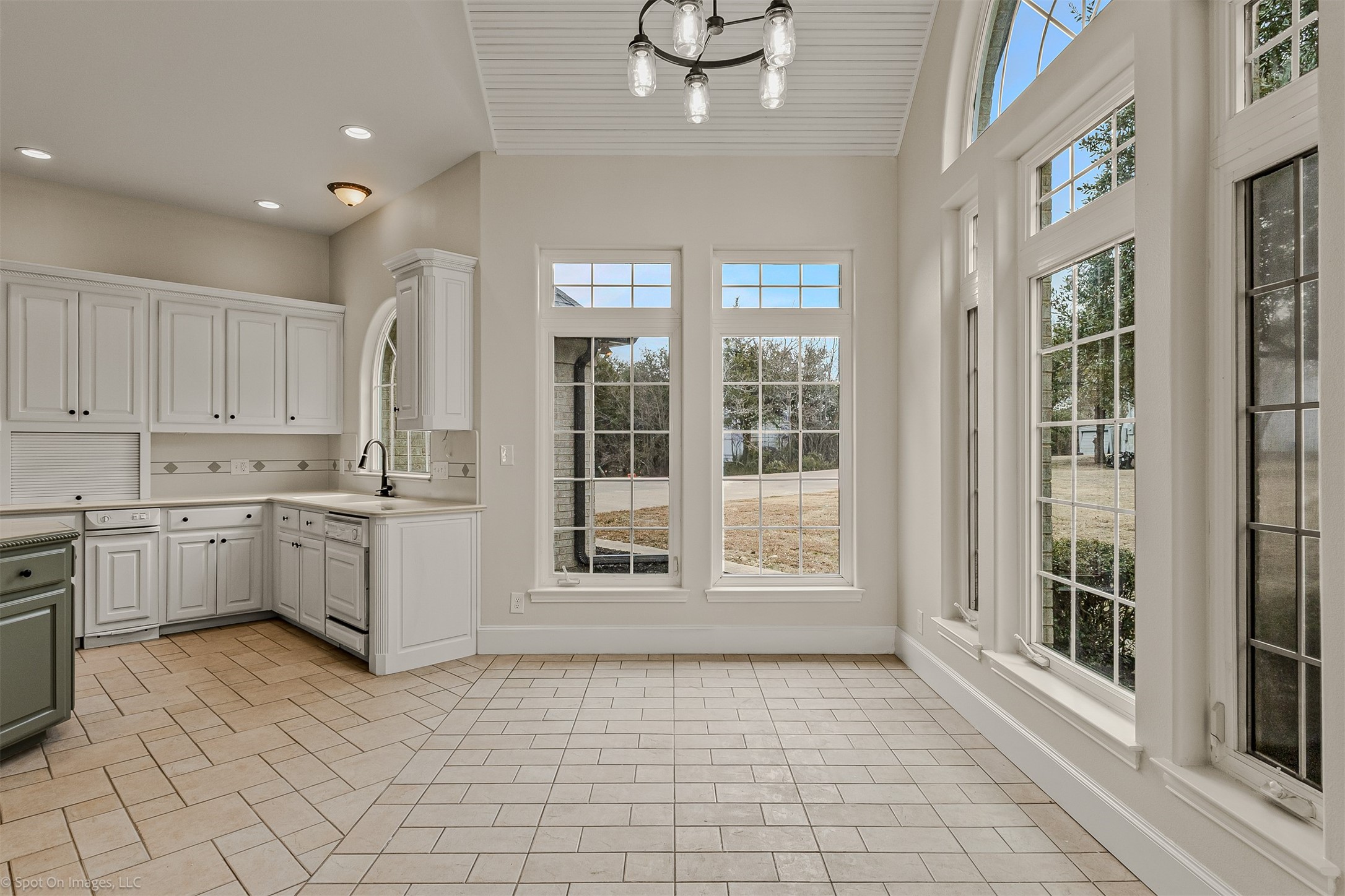 15183 Valley View