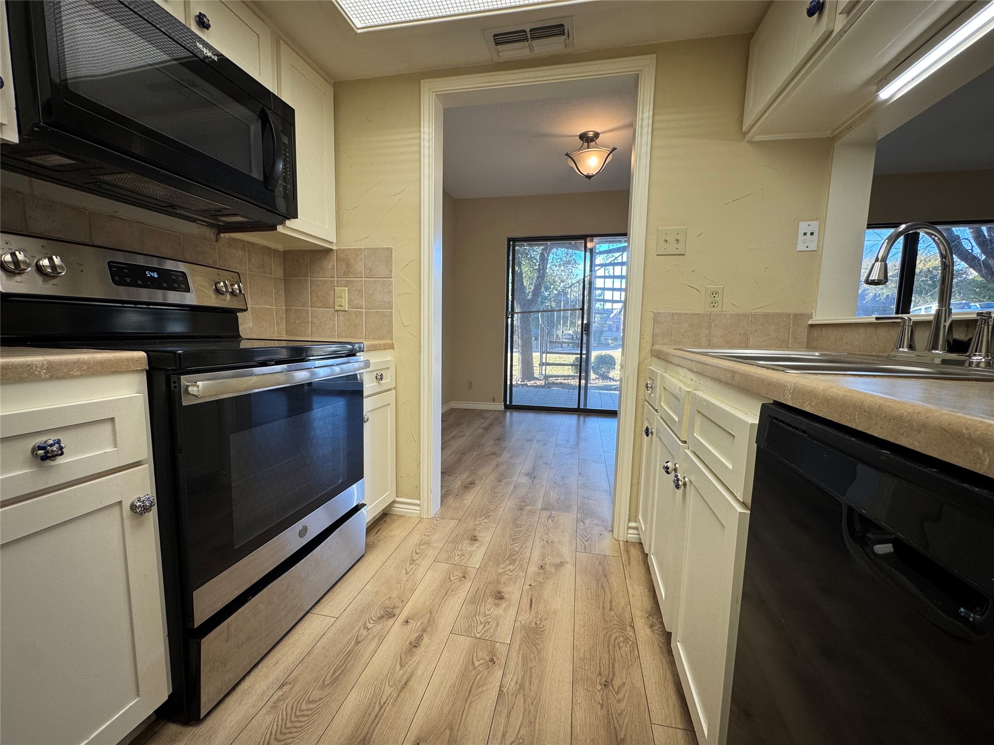 1121 Signal Ridge Place