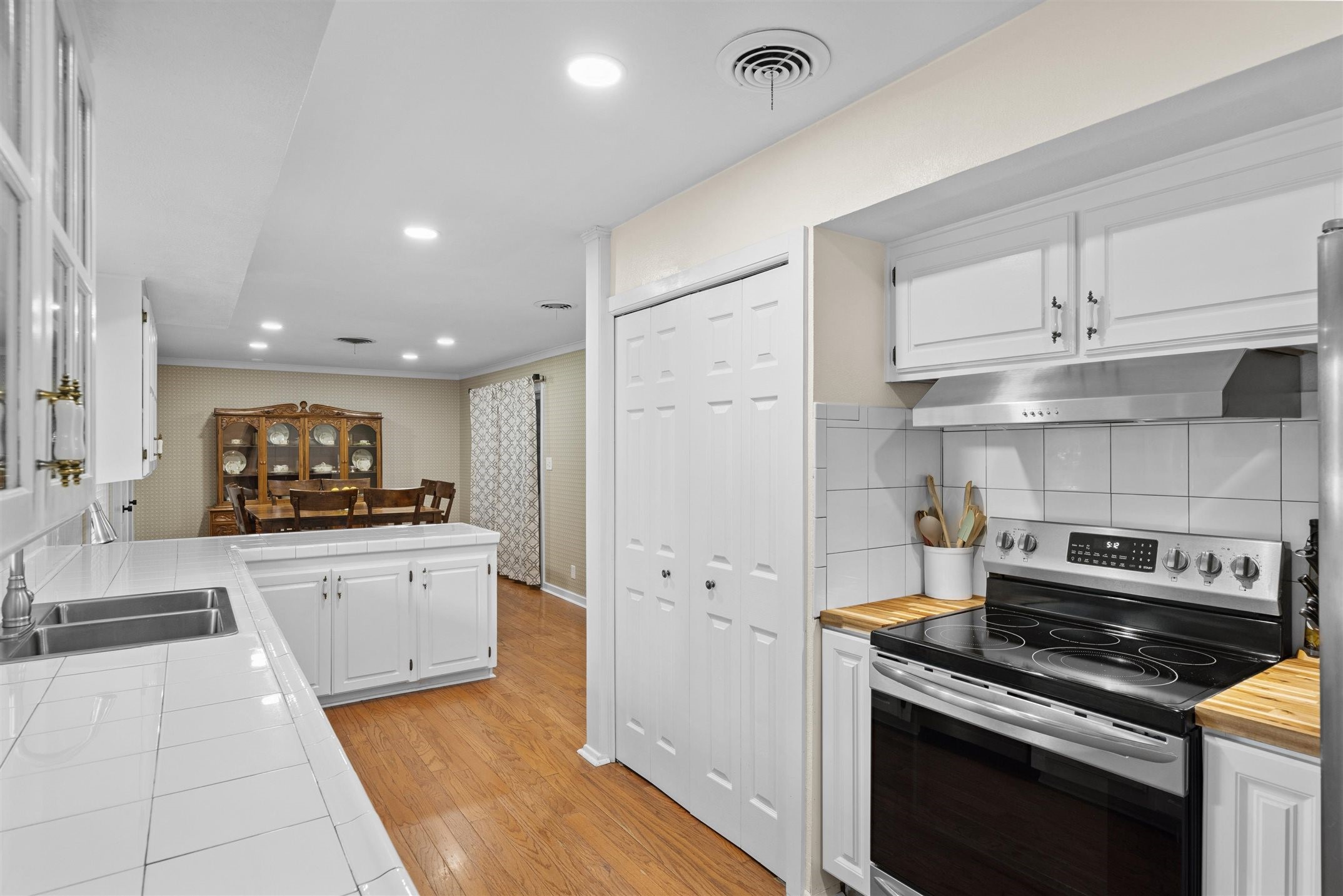 3215 Curtis Drive