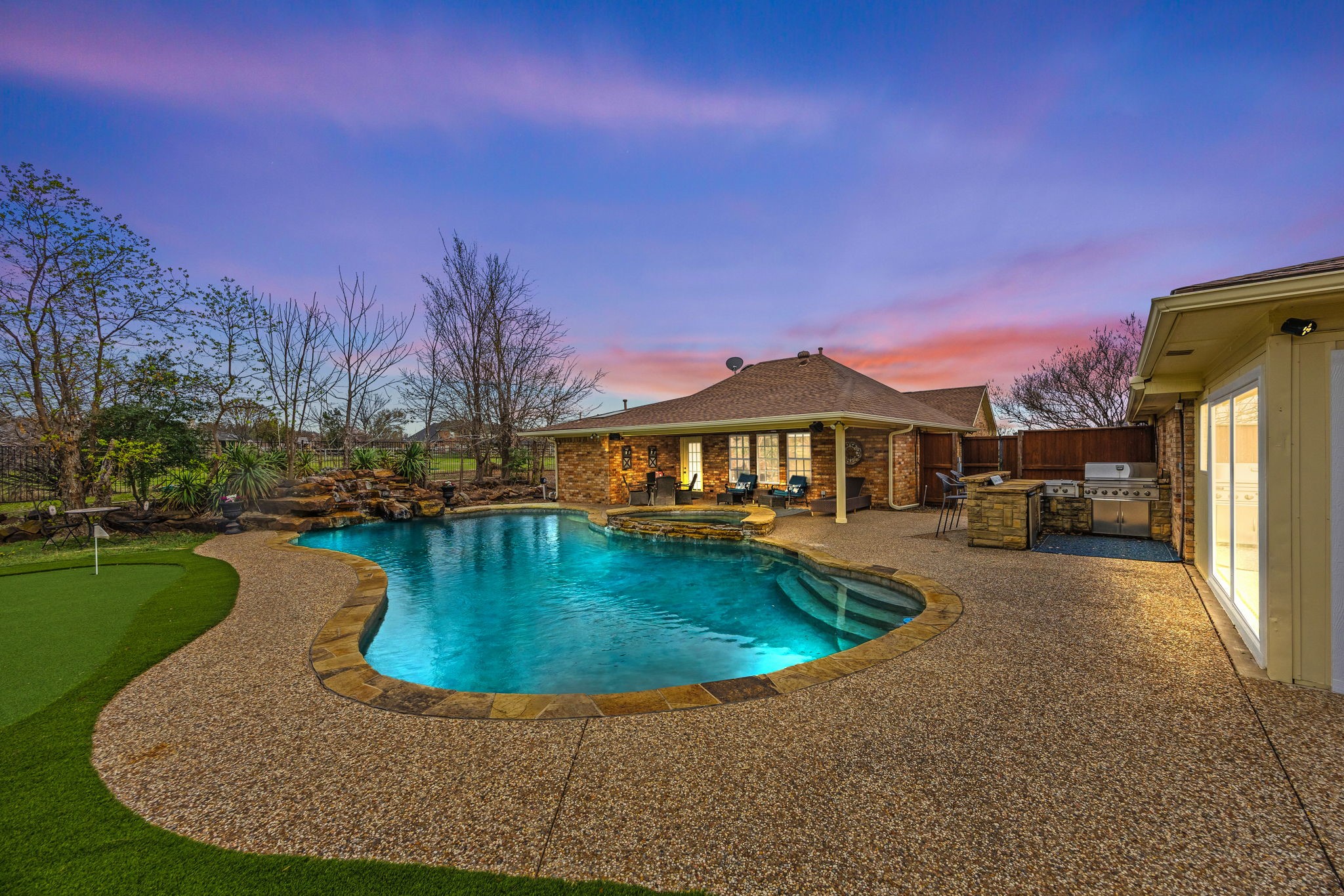 3 Meadowcreek Drive