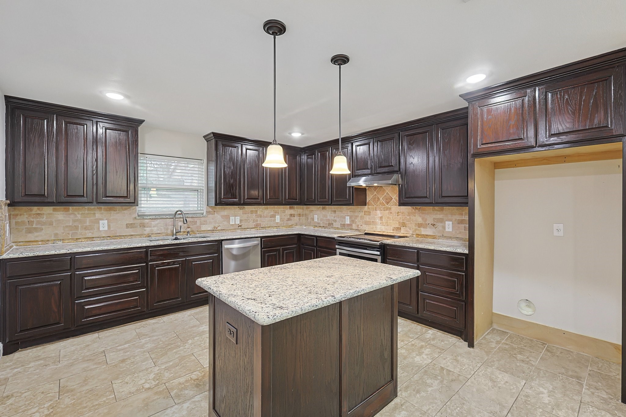 901 Highwoods Trail