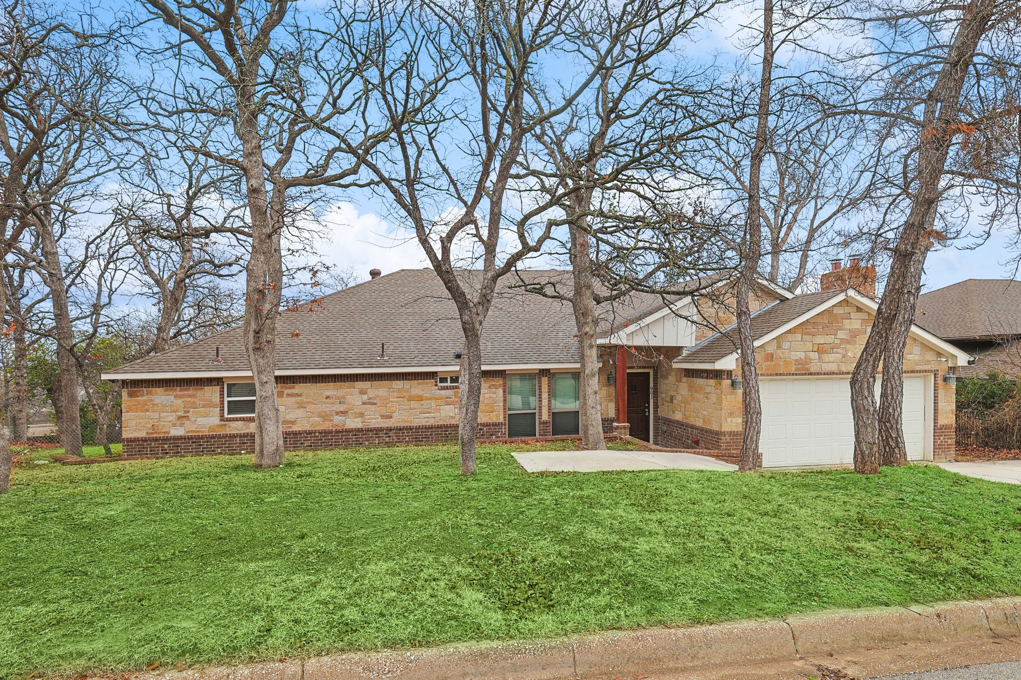 901 Highwoods Trail